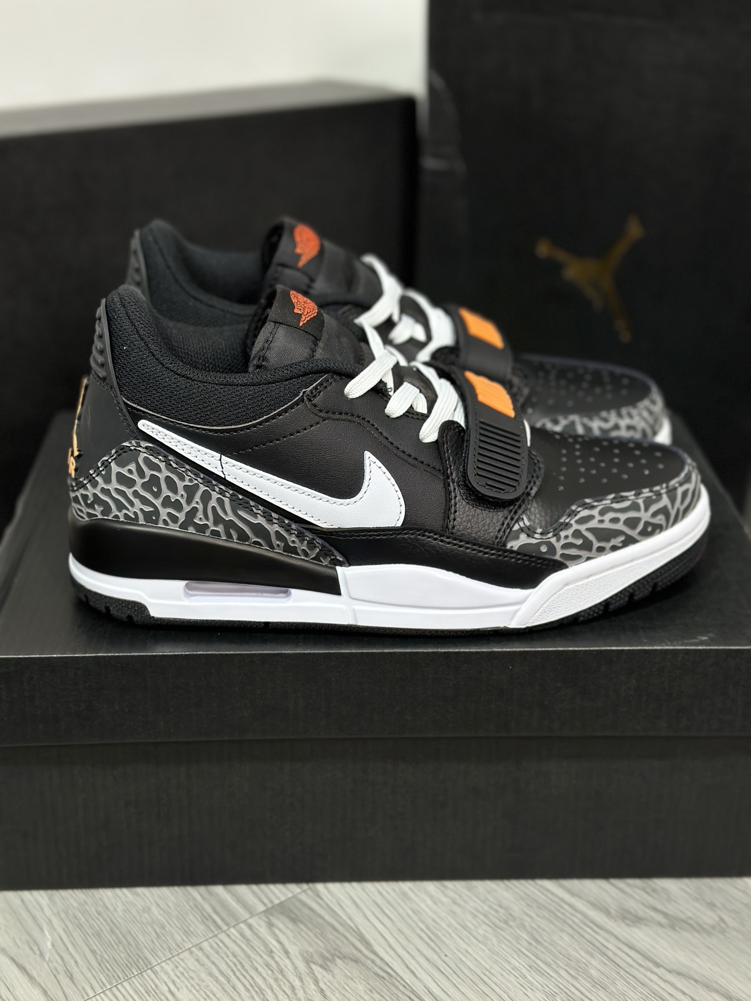 Jordan Nike Basic Shoes L