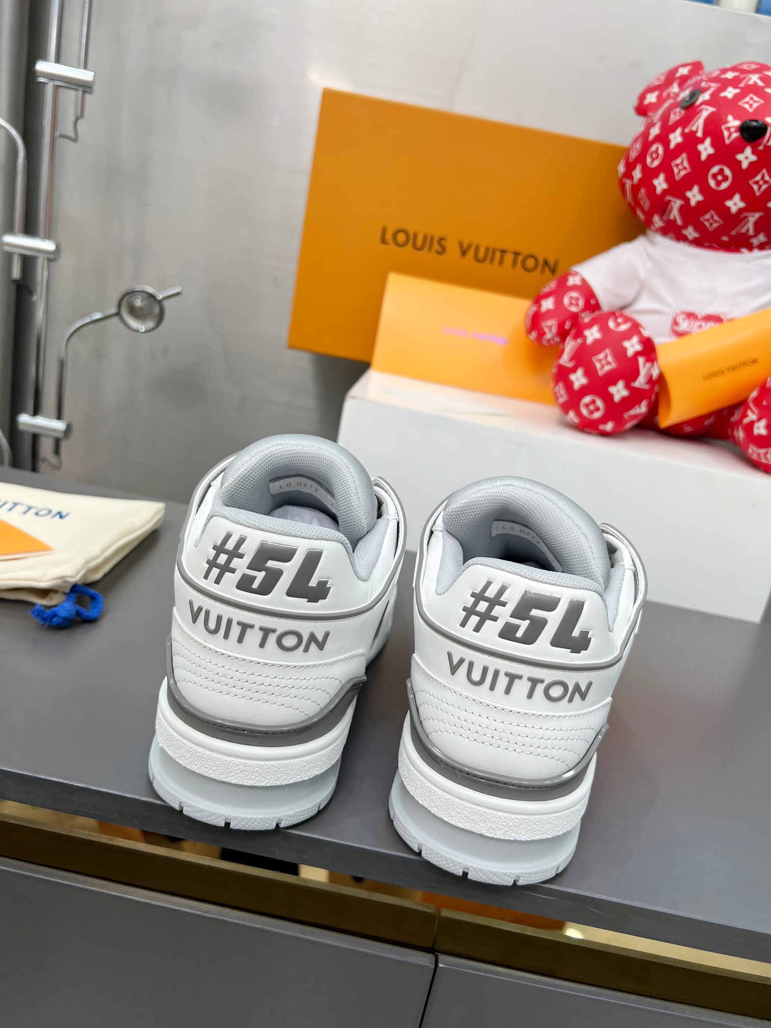 Louis Vuitton Male Sneakers M-l-s