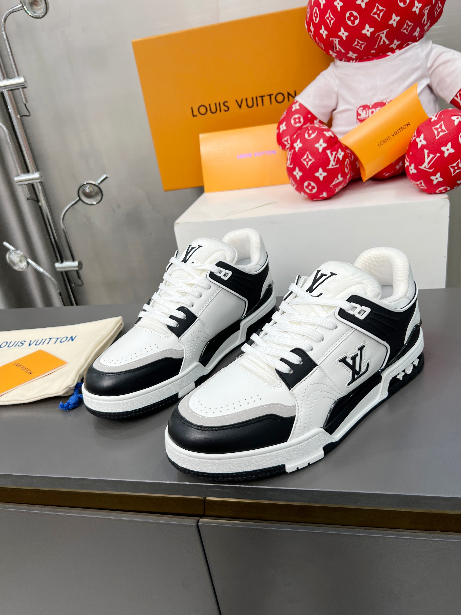Louis Vuitton Male Sneakers M-l-s