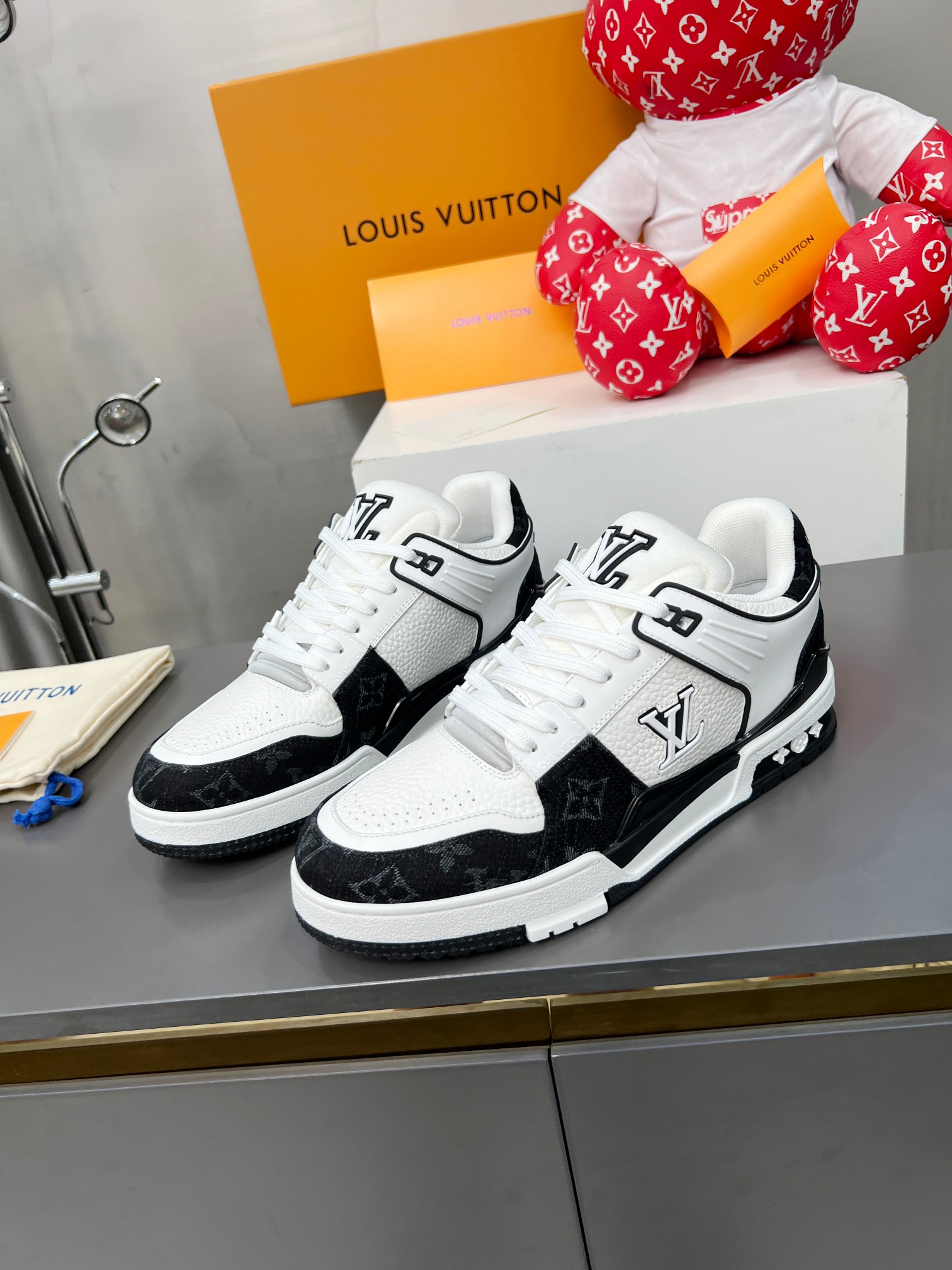 Louis Vuitton Male Sneakers M-l-s