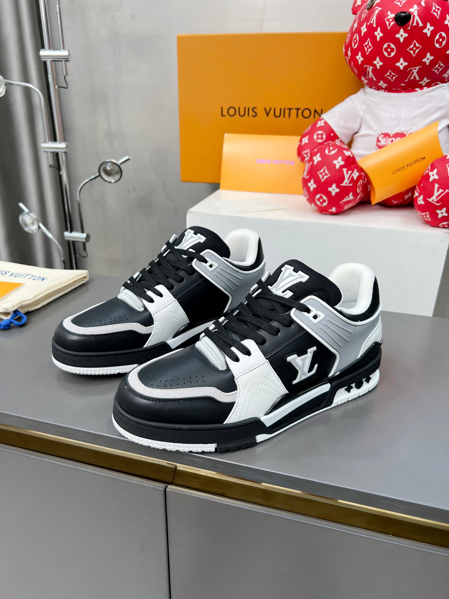 Louis Vuitton Male Sneakers M-l-s