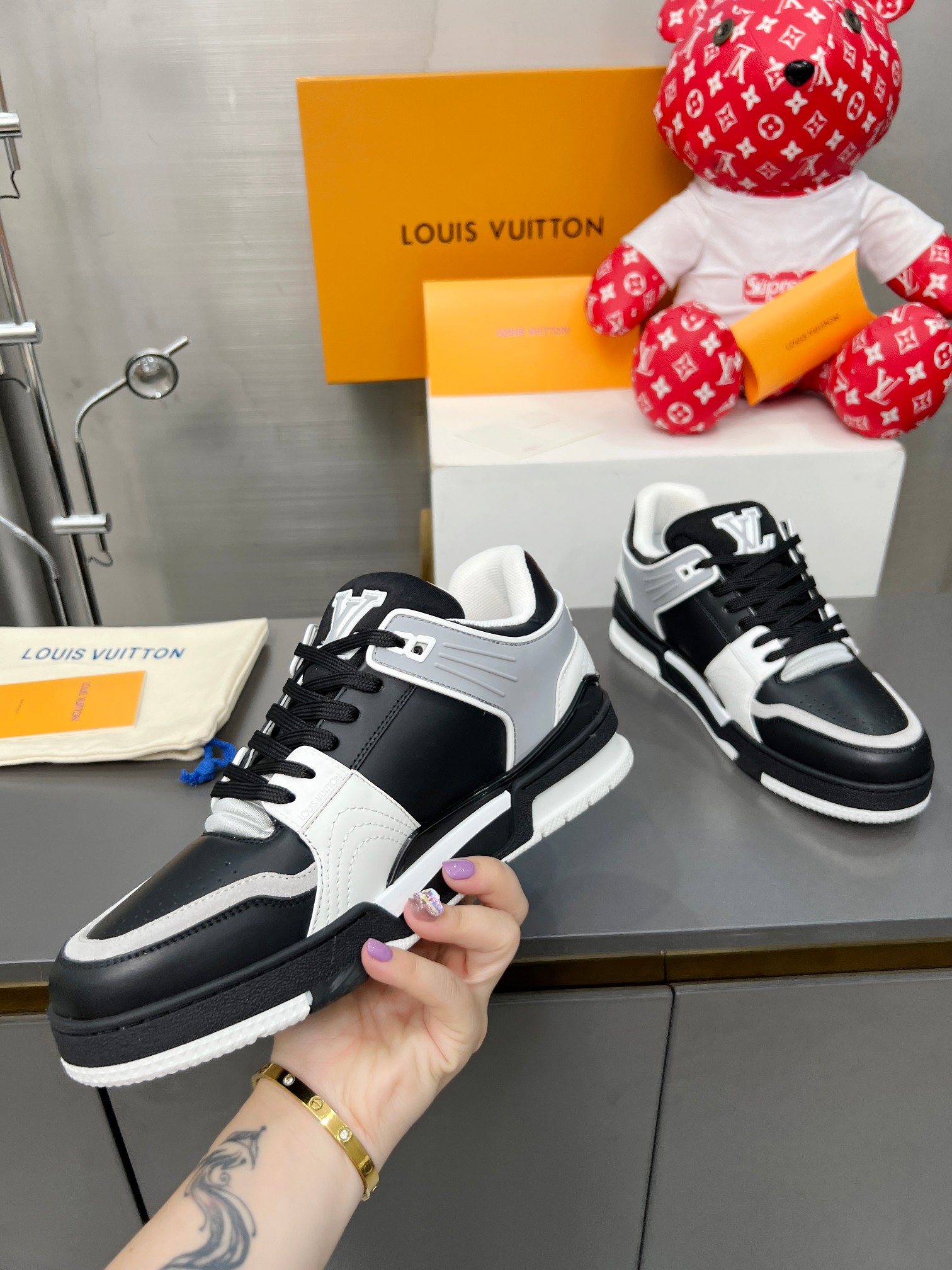 Louis Vuitton Male Sneakers M-l-s