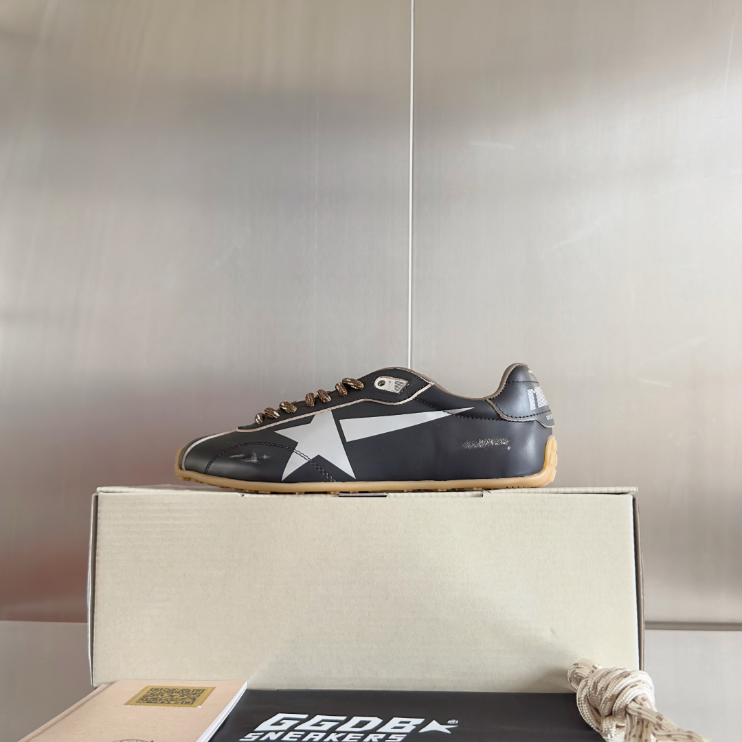 Golden Goose Female Sneakers Breathable M-s