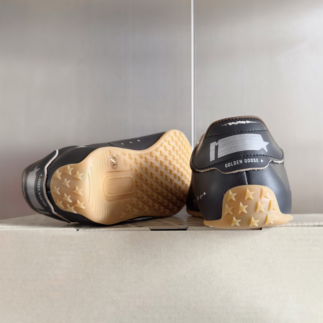 Golden Goose Female Sneakers Breathable M-s