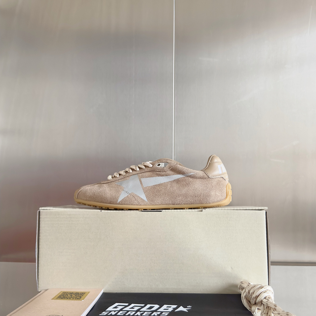 Golden Goose Female Sneakers Breathable M-s