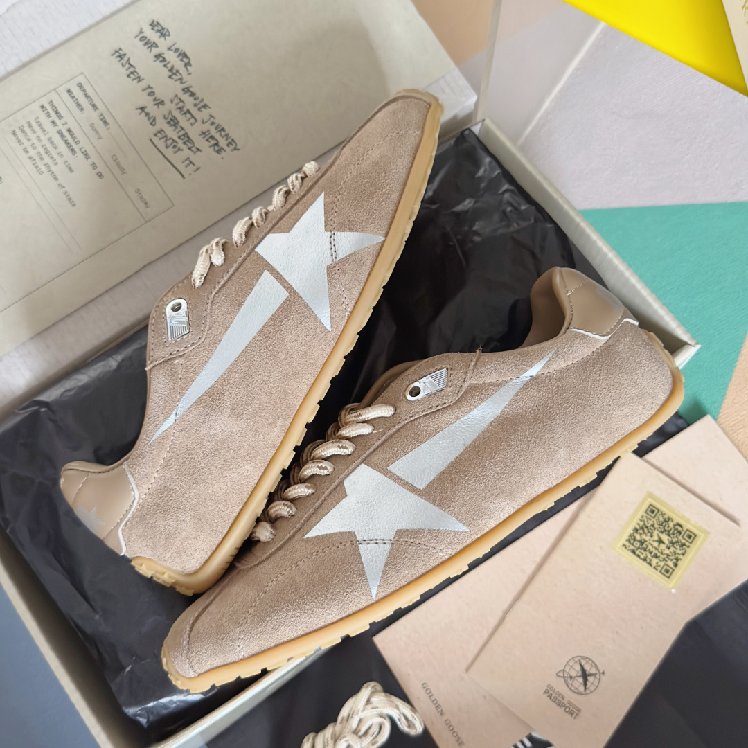 Golden Goose Female Sneakers Breathable M-s