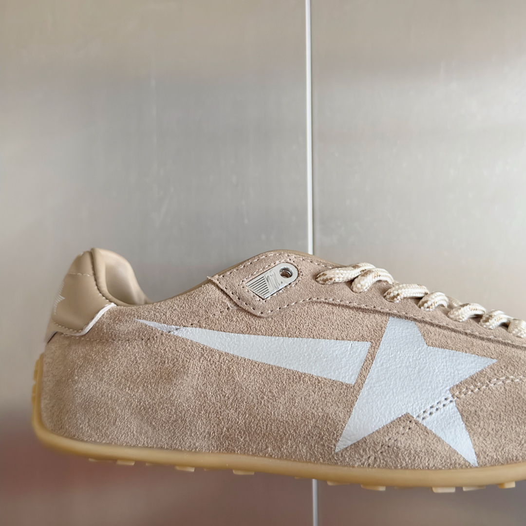 Golden Goose Female Sneakers Breathable M-s