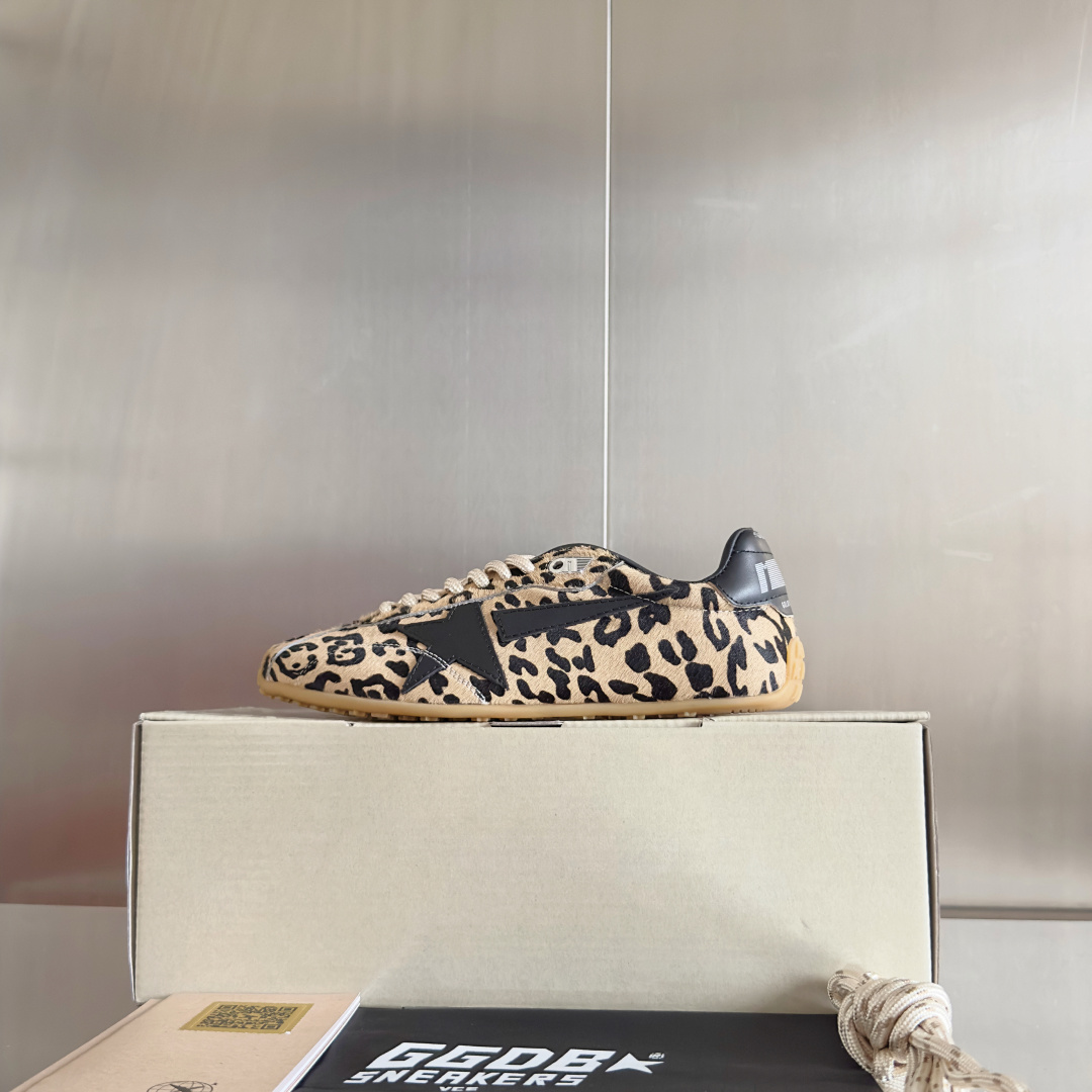 Golden Goose Female Sneakers Breathable M-s