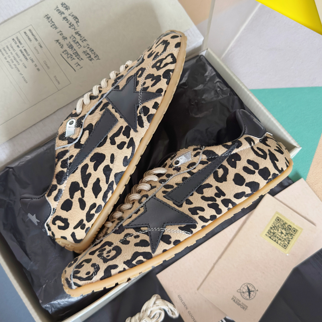 Golden Goose Female Sneakers Breathable M-s