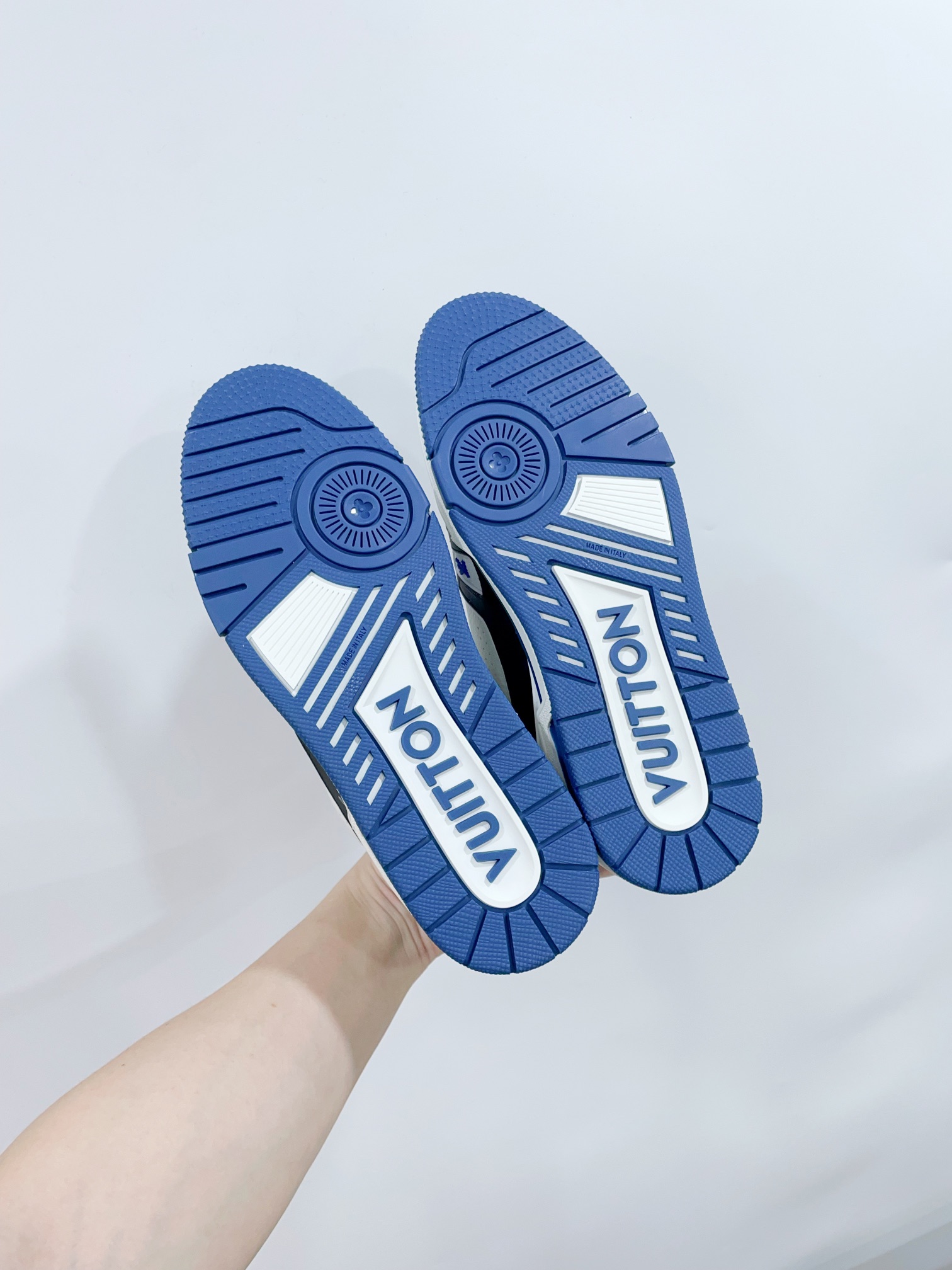 Louis Vuitton Male Sneakers M-l