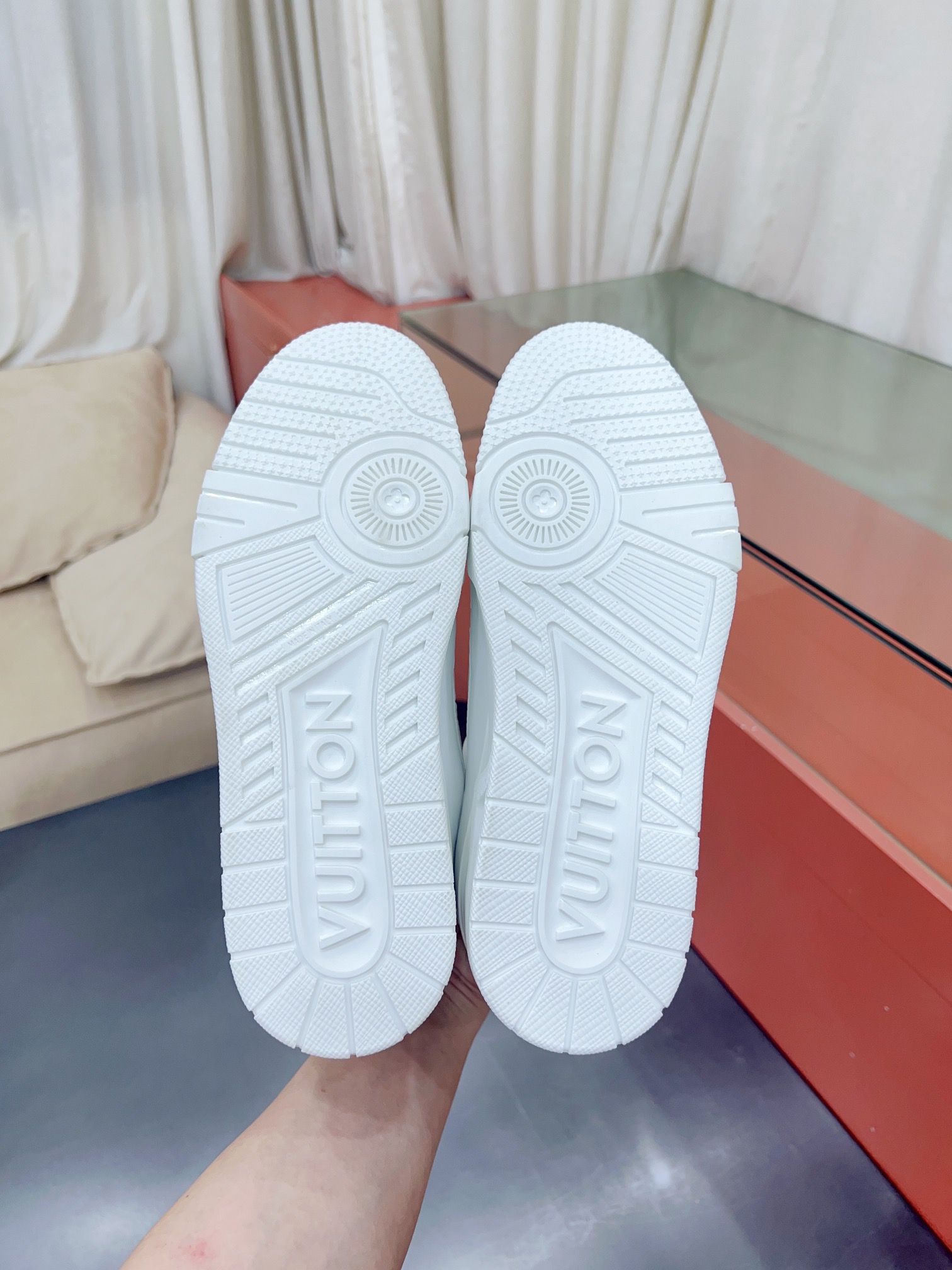 Louis Vuitton Male Sneakers M-l