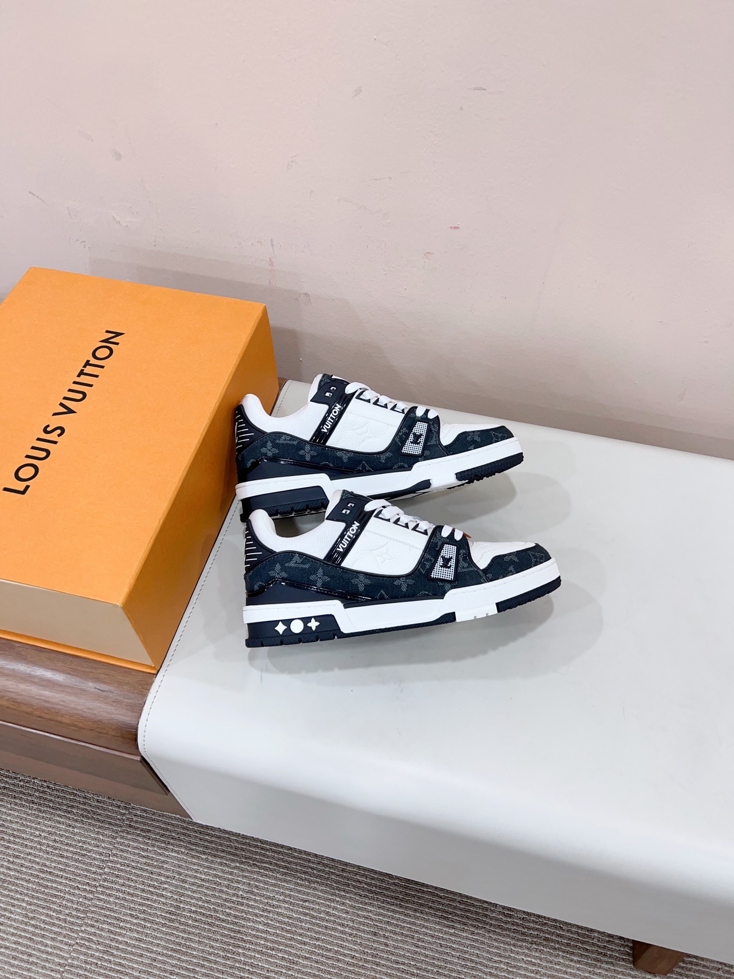 Louis Vuitton Male Sneakers M-l