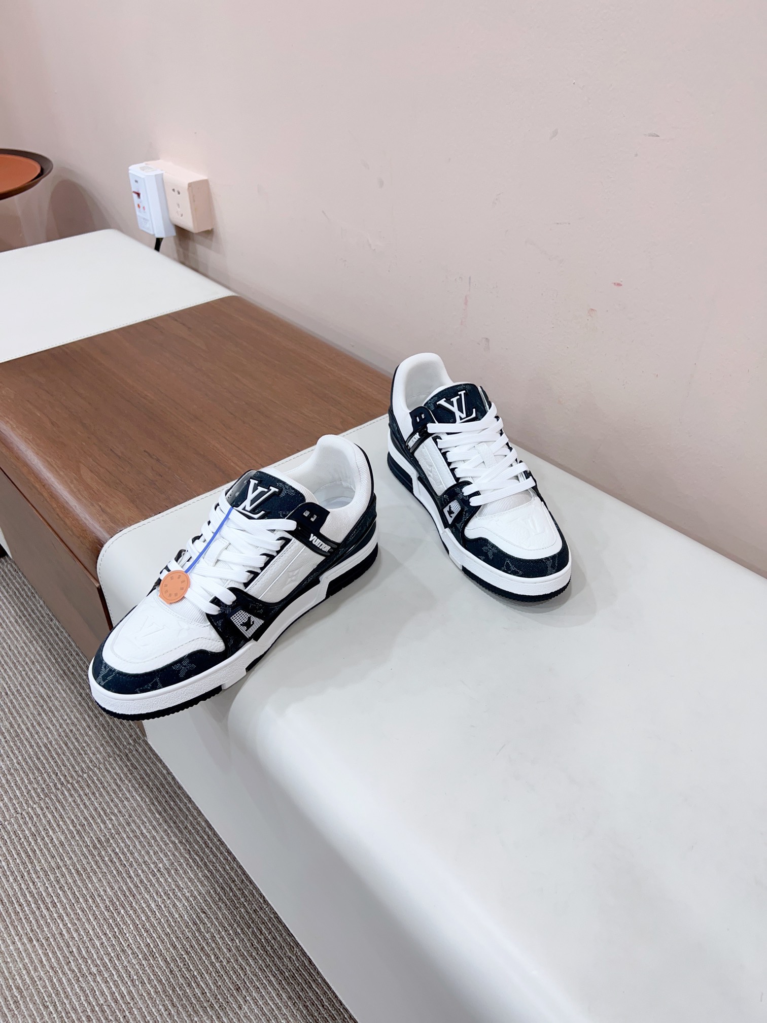 Louis Vuitton Male Sneakers M-l