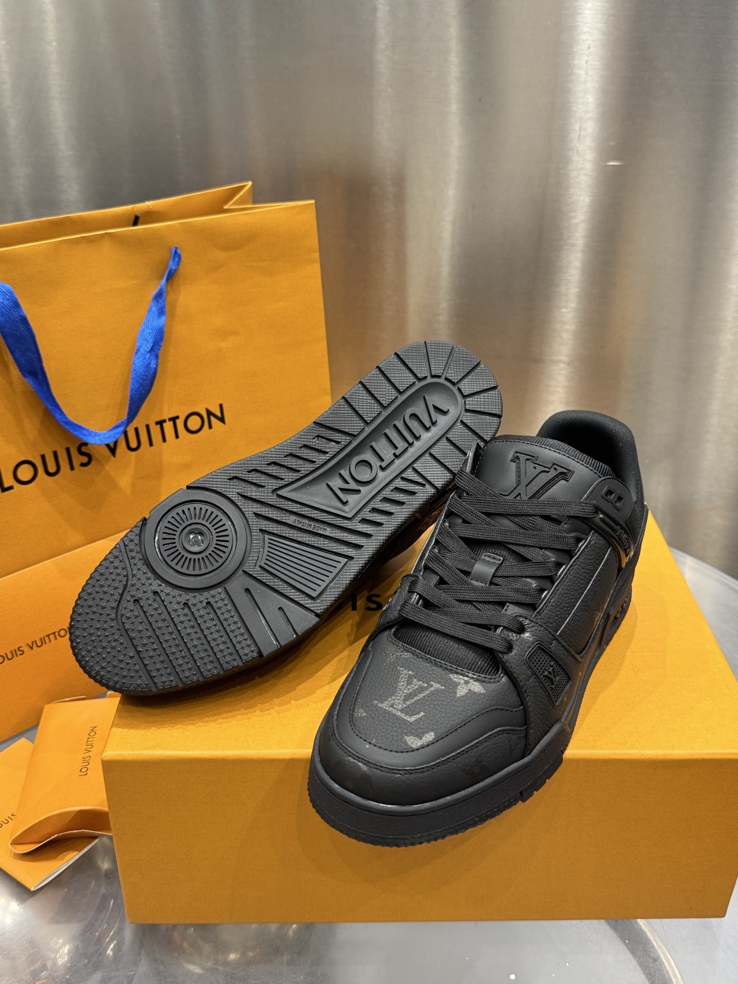 Louis Vuitton Male Sneakers M-l-s