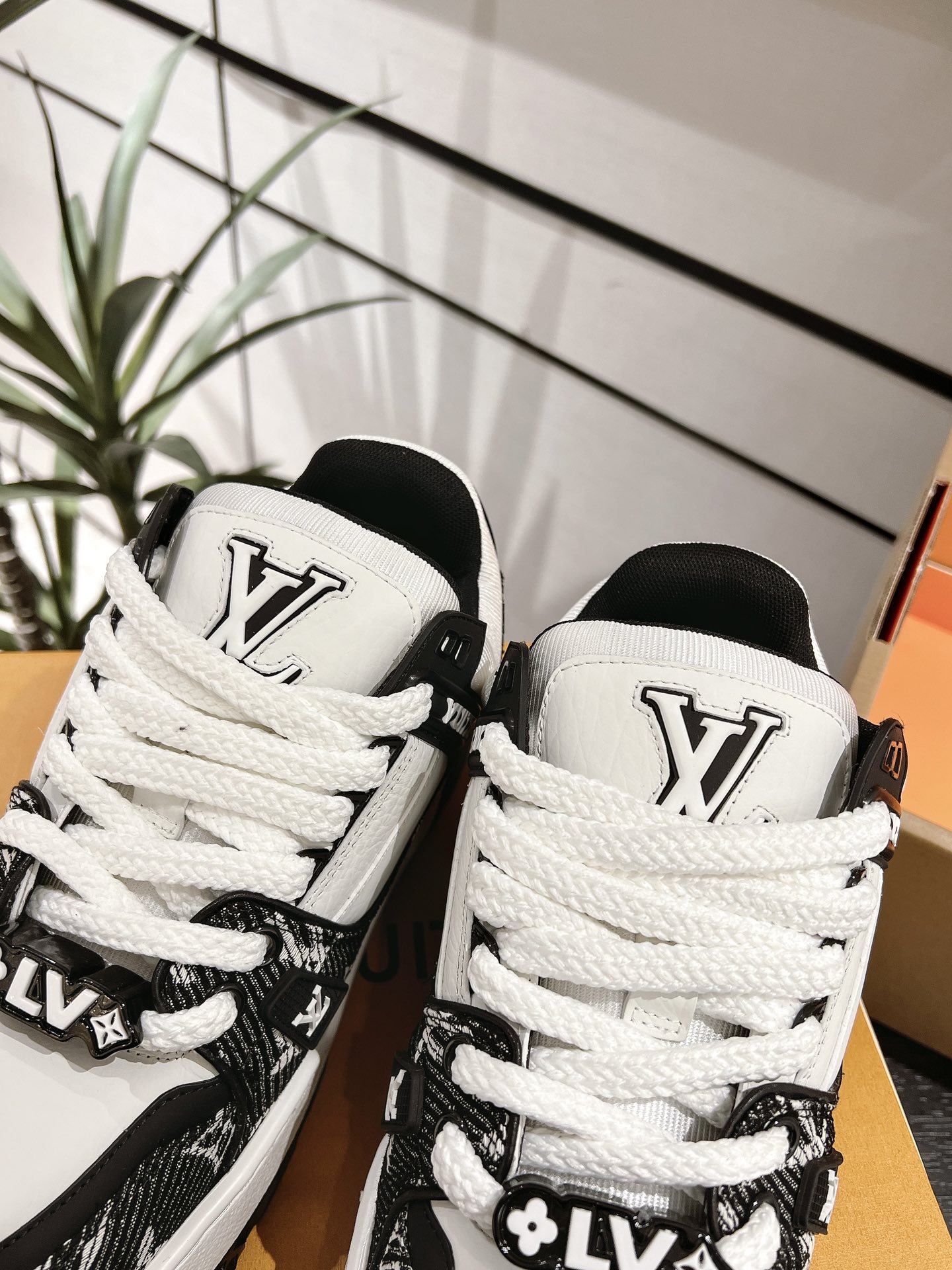 Louis Vuitton Male Basic Shoes L