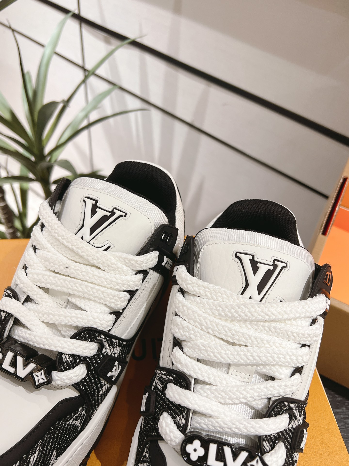 Louis Vuitton Male Basic Shoes L