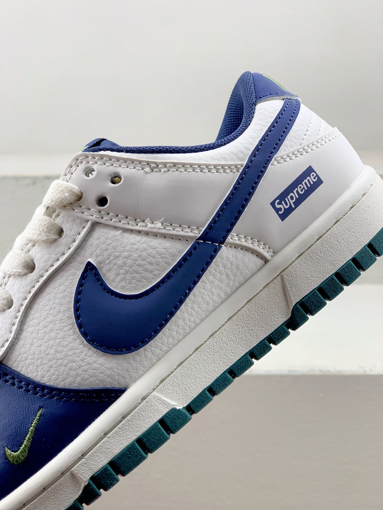 Nike Supreme Basic Shoes M-l-s