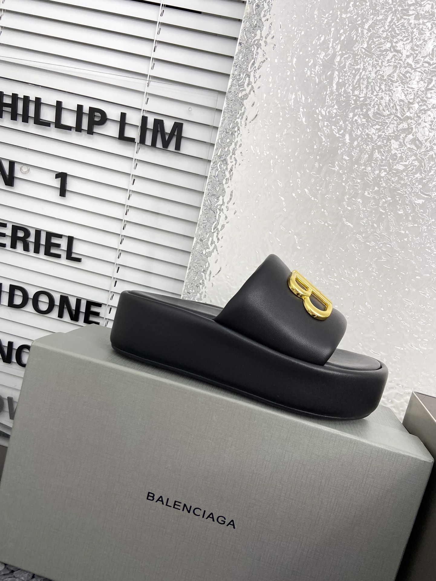 Balenciaga Female Slippers Black L-s