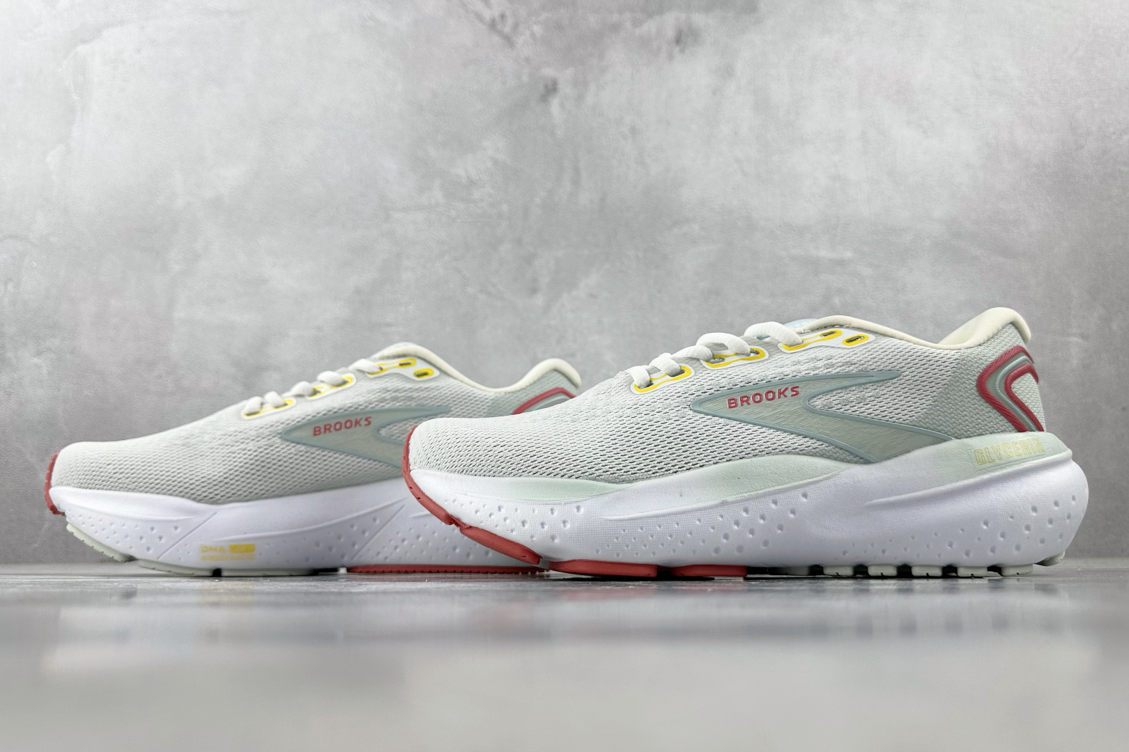 Brooks Basic Shoes White L-s