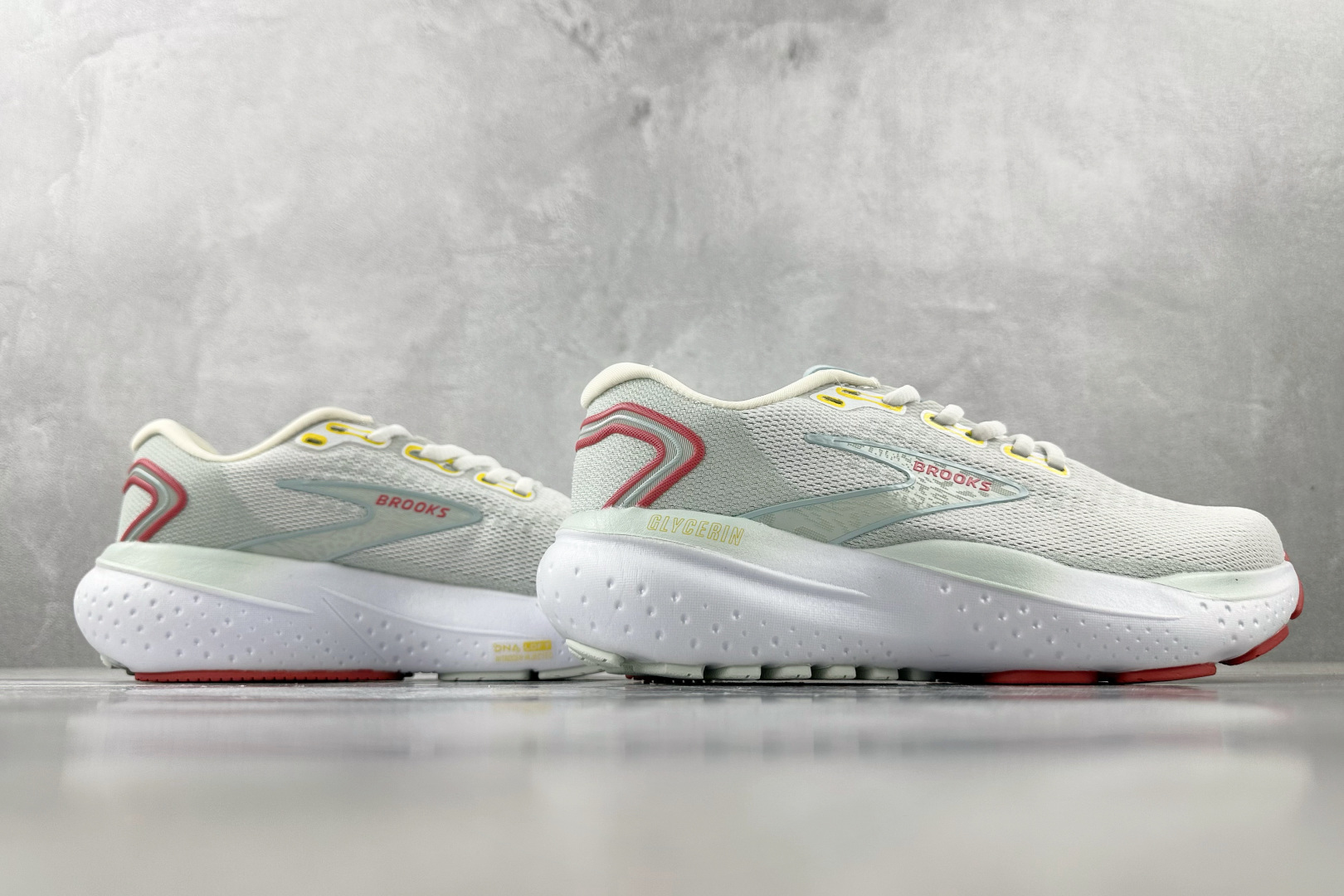 Brooks Basic Shoes White L-s