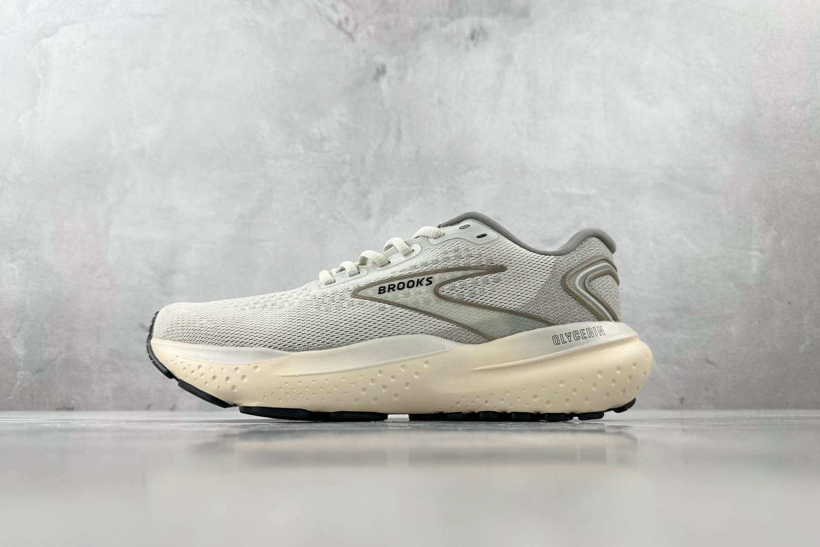 Brooks Basic Shoes White L-s