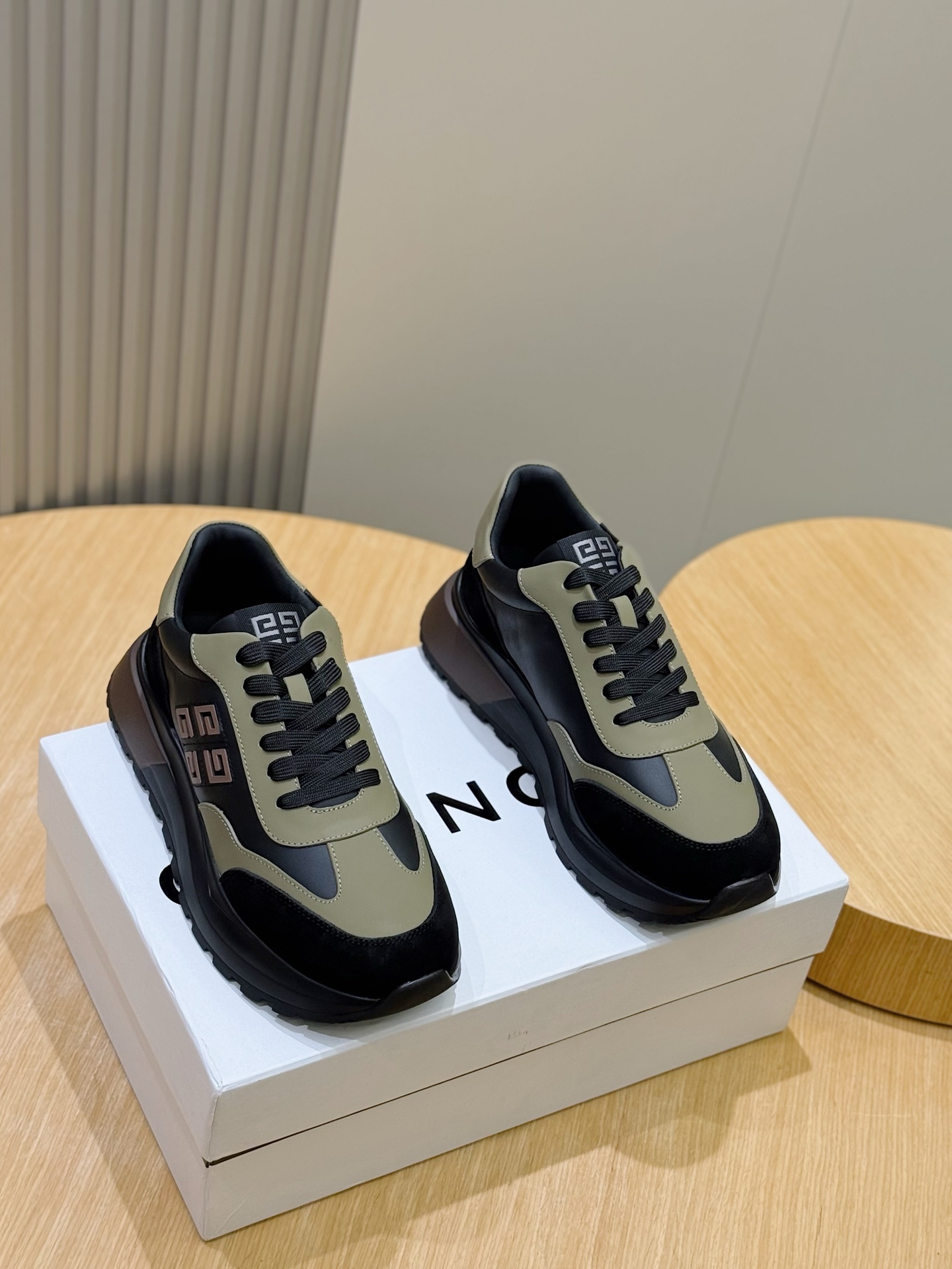 Givenchy Sneakers L-s