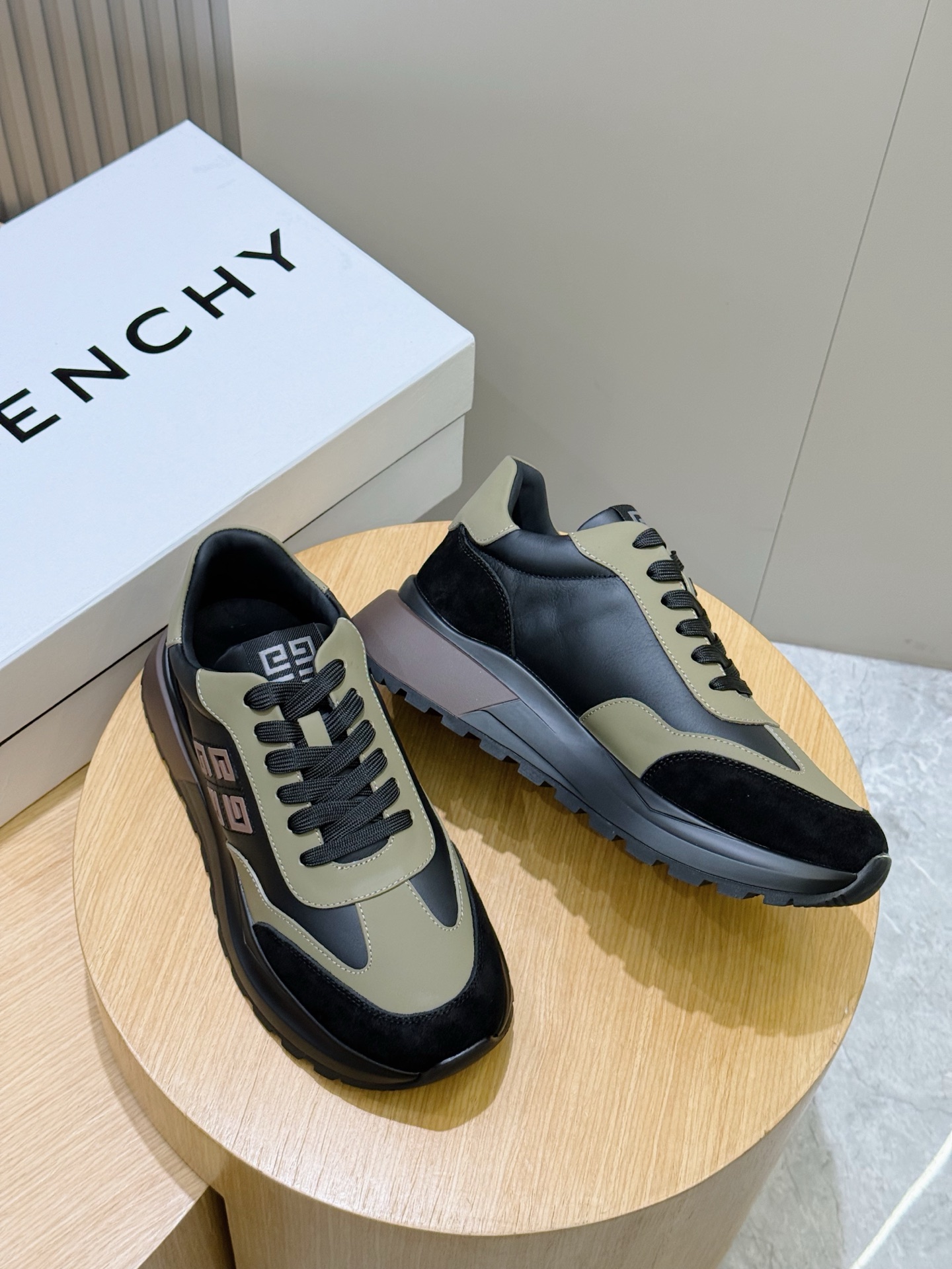 Givenchy Sneakers L-s