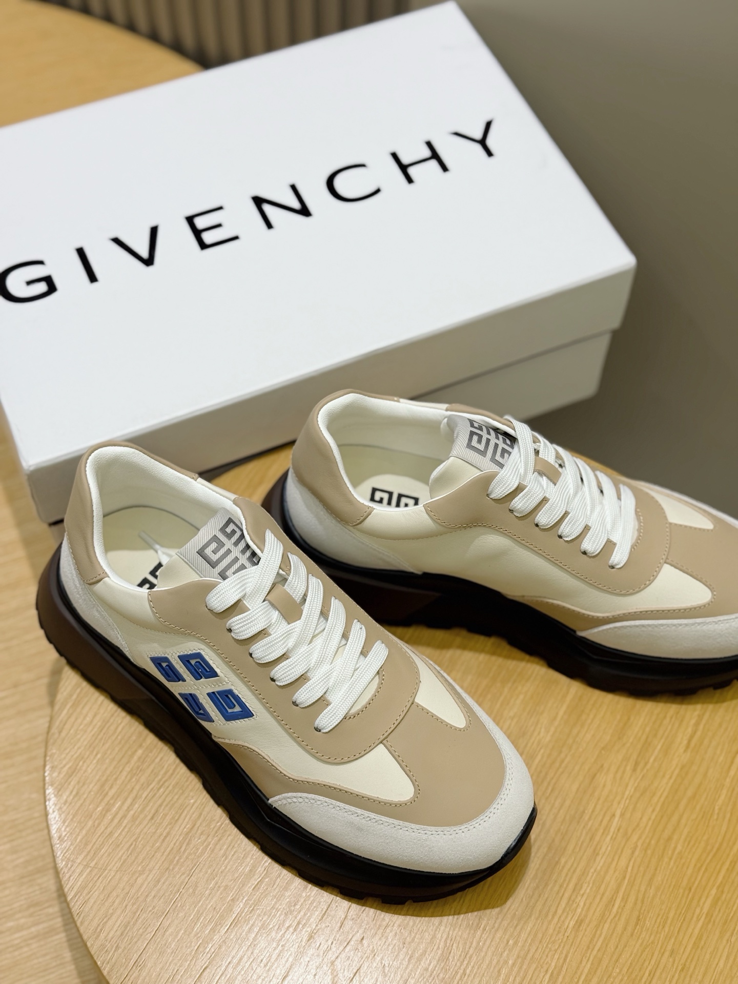 Givenchy Sneakers L-s
