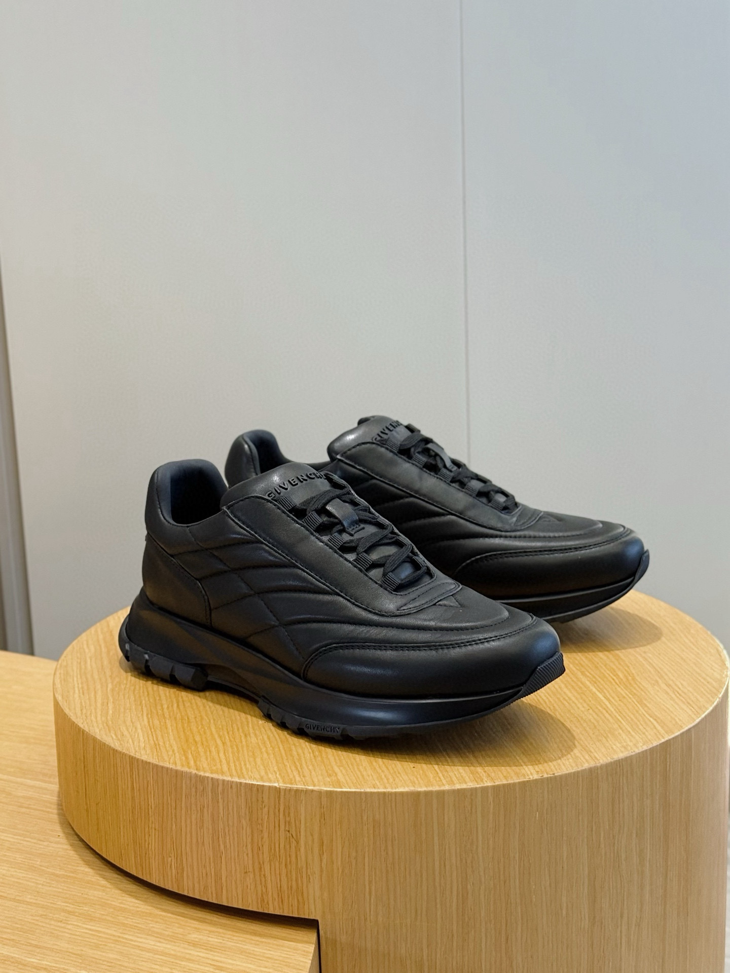 Givenchy Basic Shoes L-s