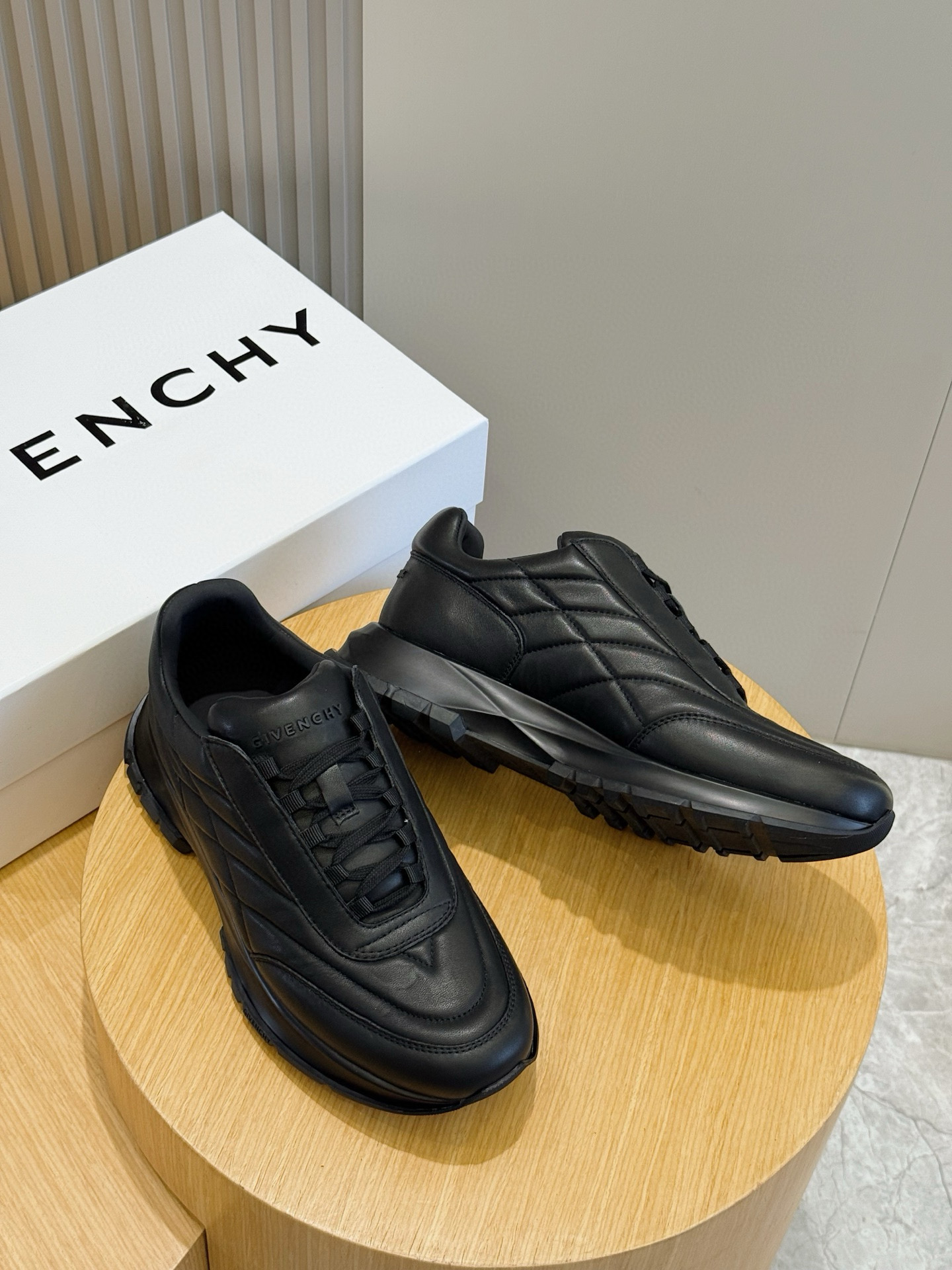 Givenchy Basic Shoes L-s