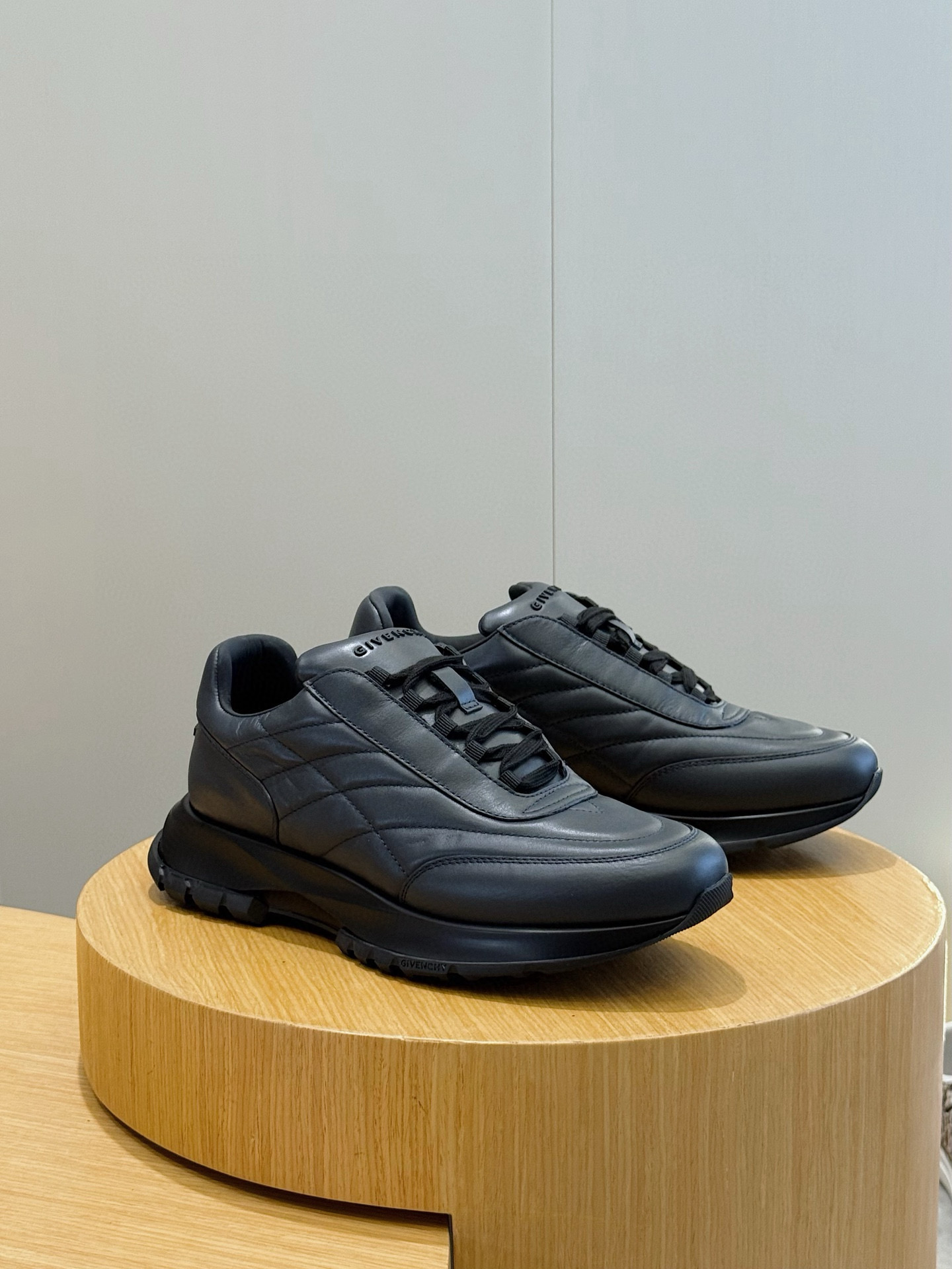 Givenchy Basic Shoes L-s