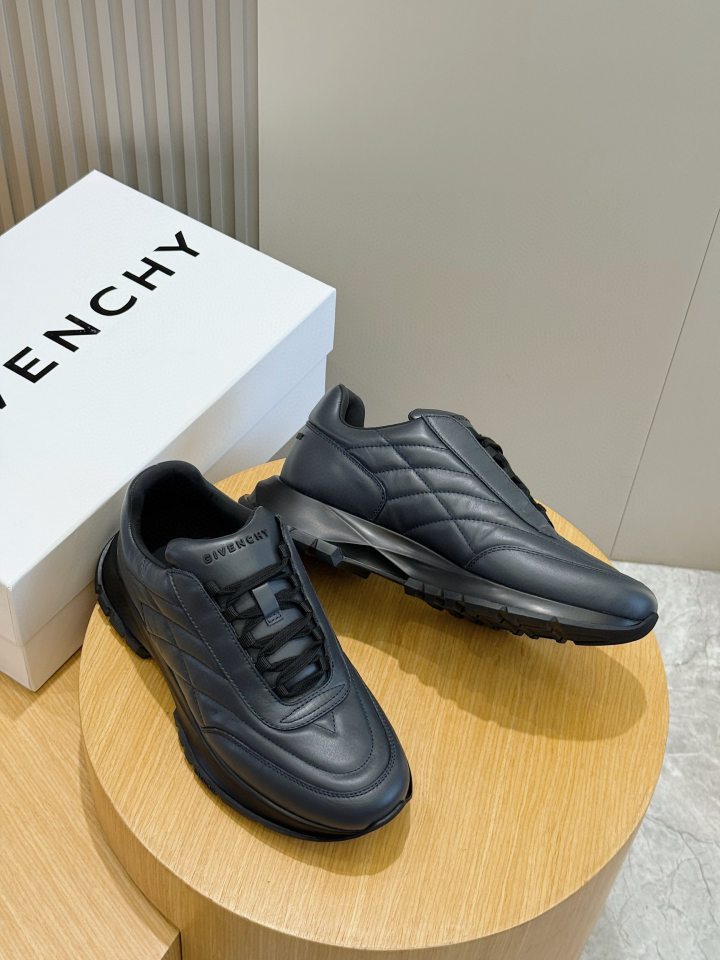 Givenchy Basic Shoes L-s