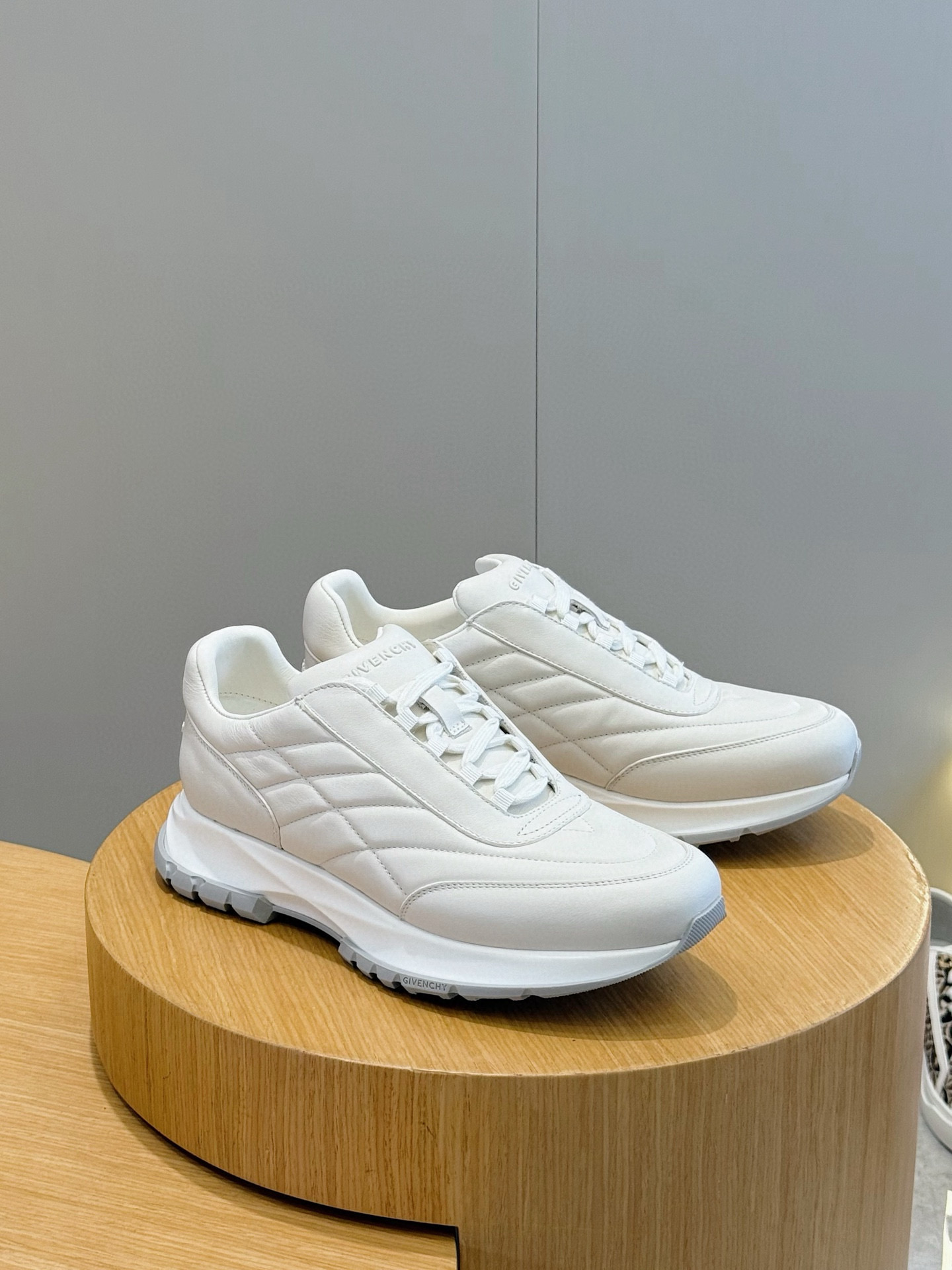 Givenchy Basic Shoes L-s