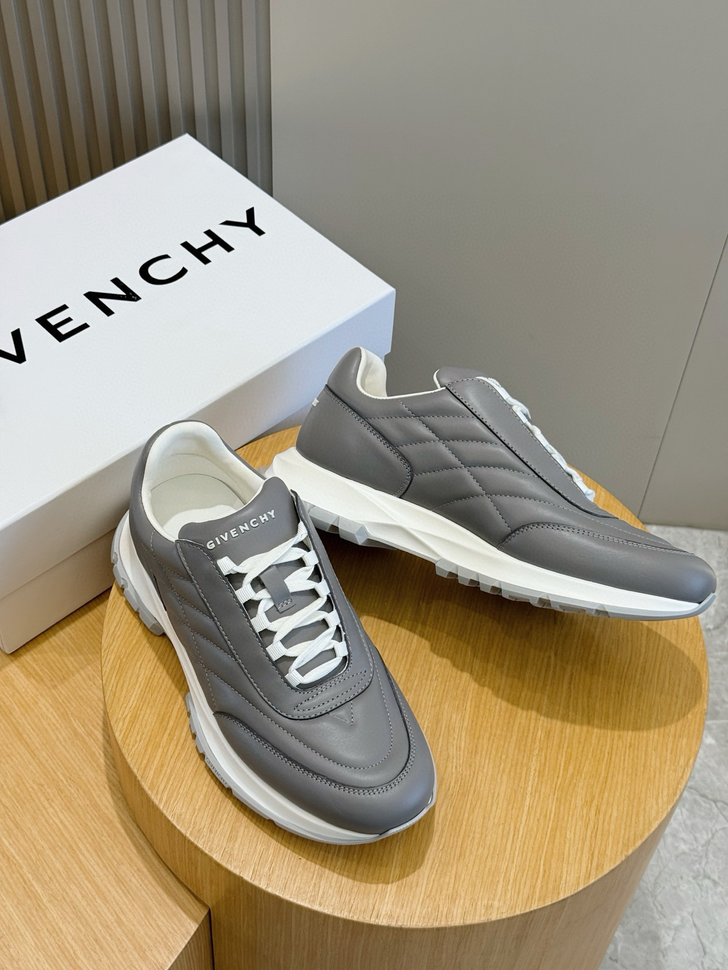 Givenchy Basic Shoes L-s