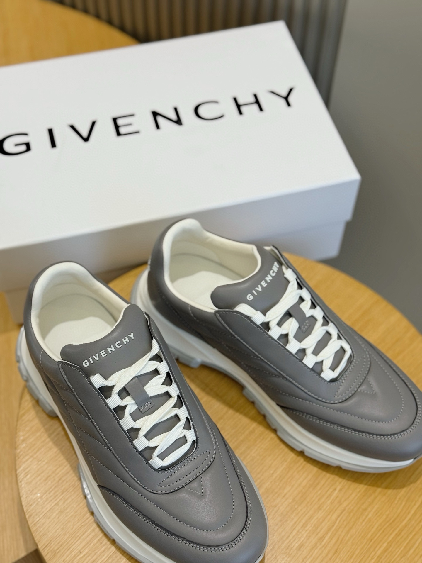 Givenchy Basic Shoes L-s