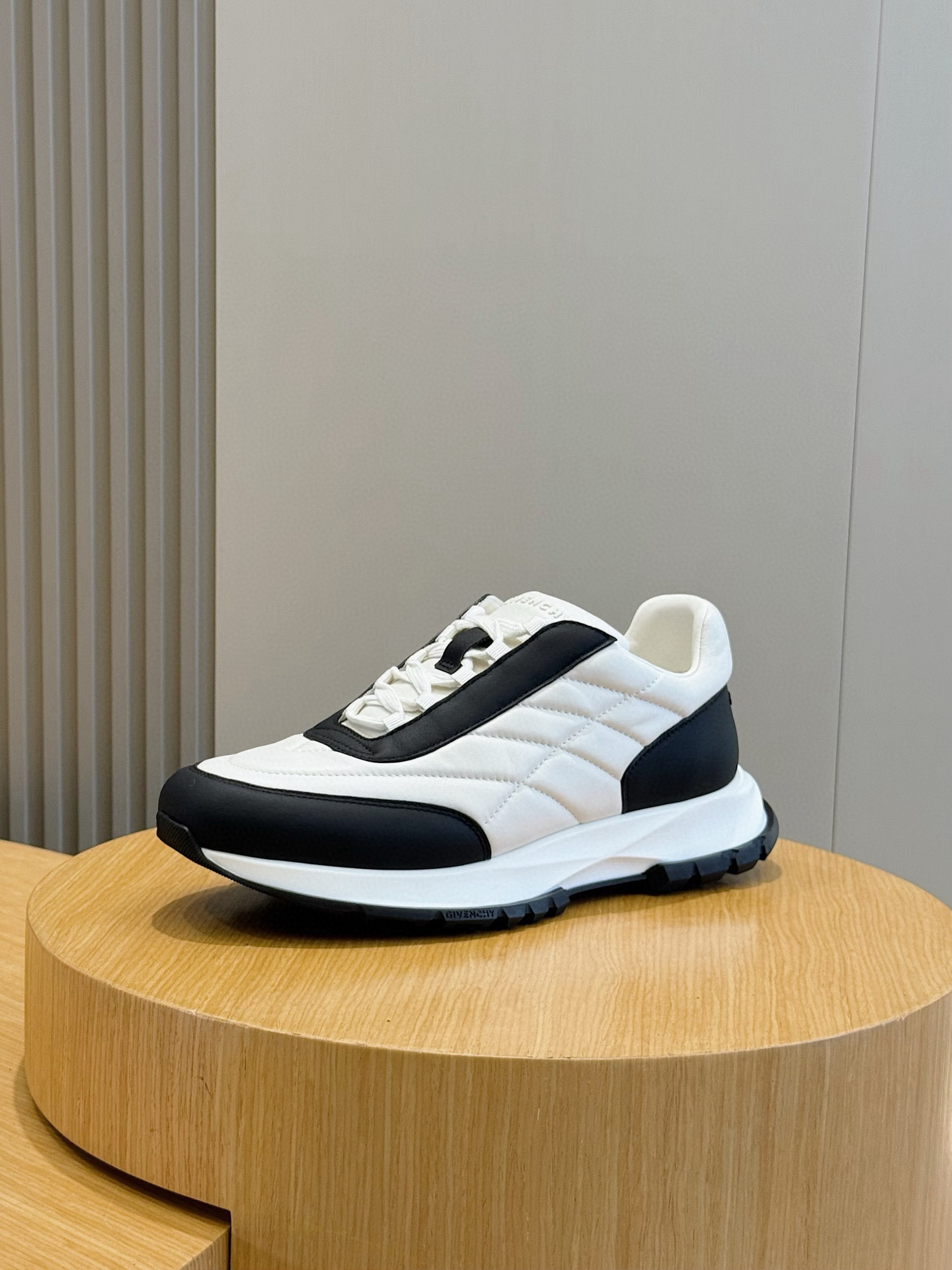 Givenchy Basic Shoes L-s