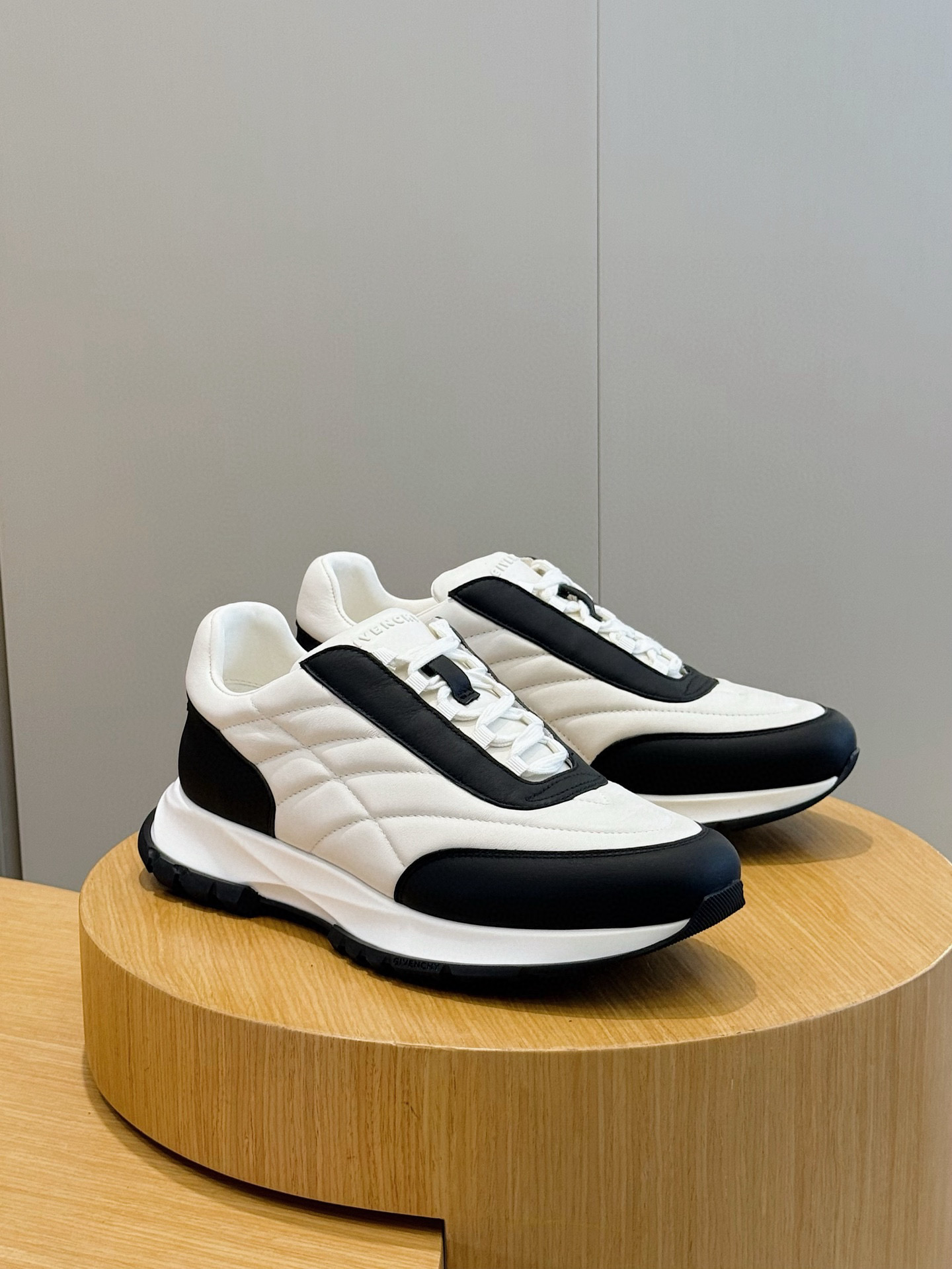 Givenchy Basic Shoes L-s