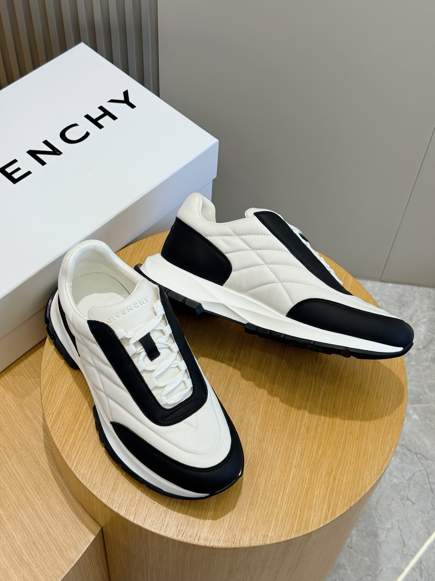 Givenchy Basic Shoes L-s