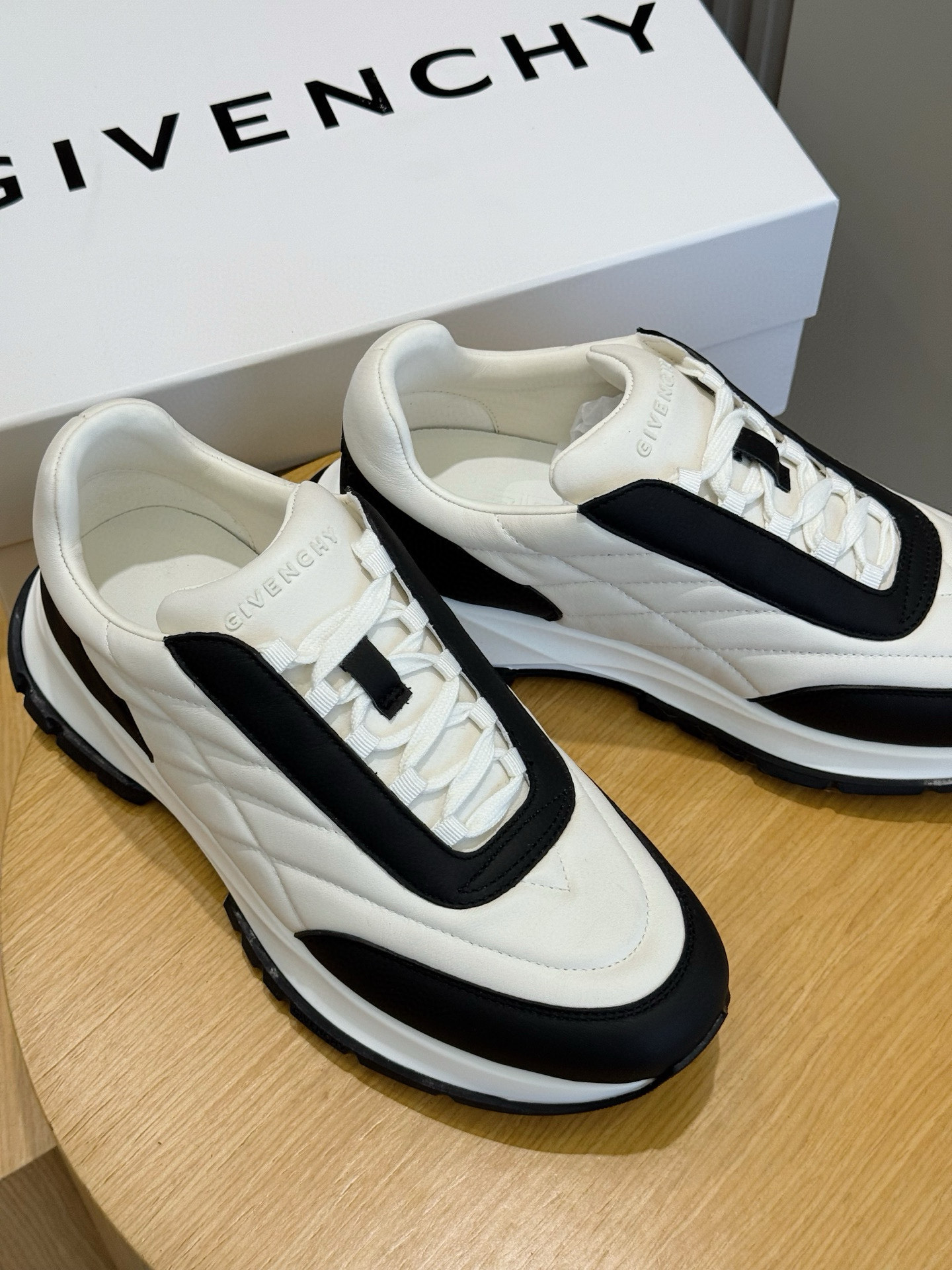 Givenchy Basic Shoes L-s