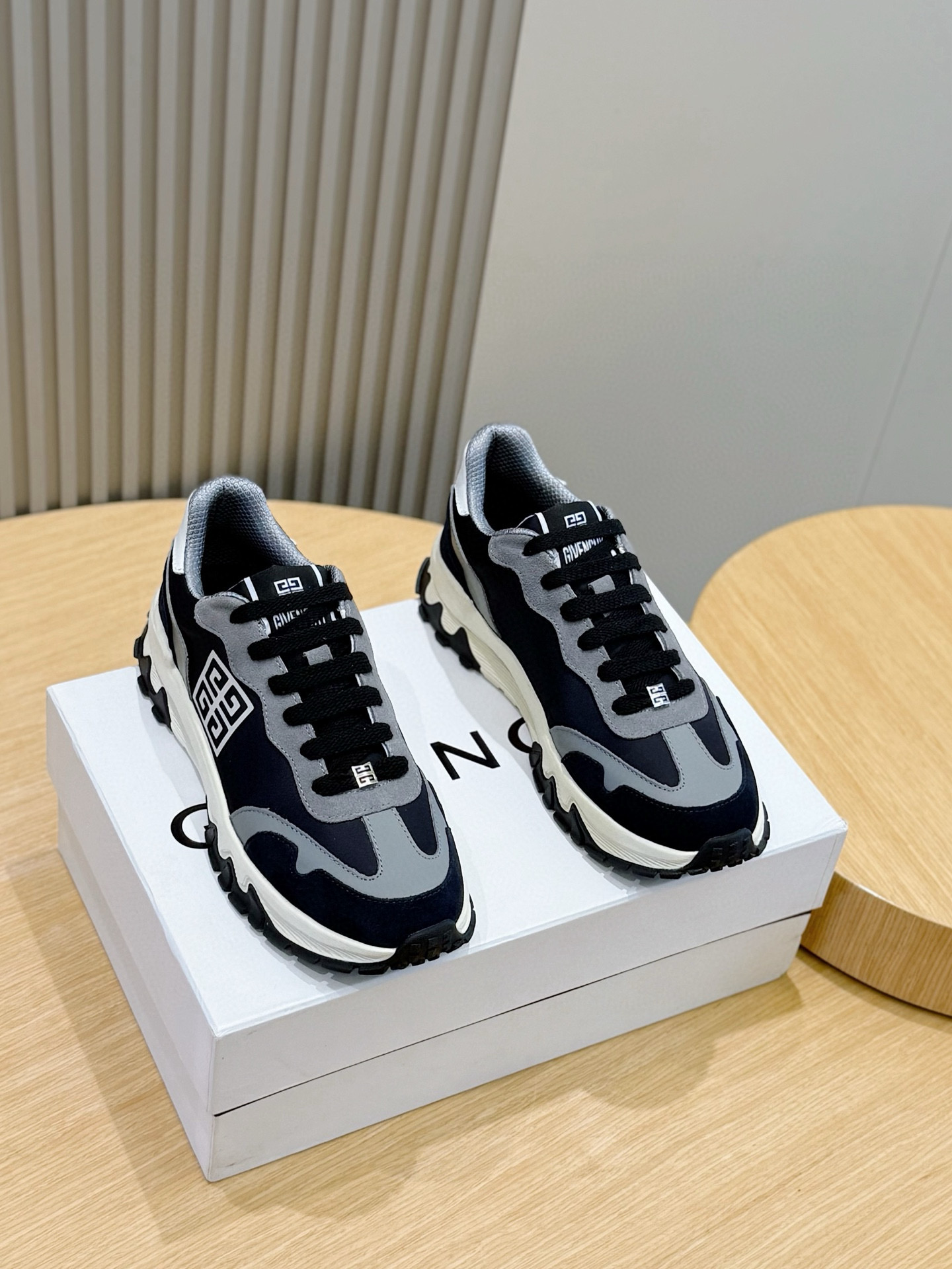 Givenchy Sneakers L-s