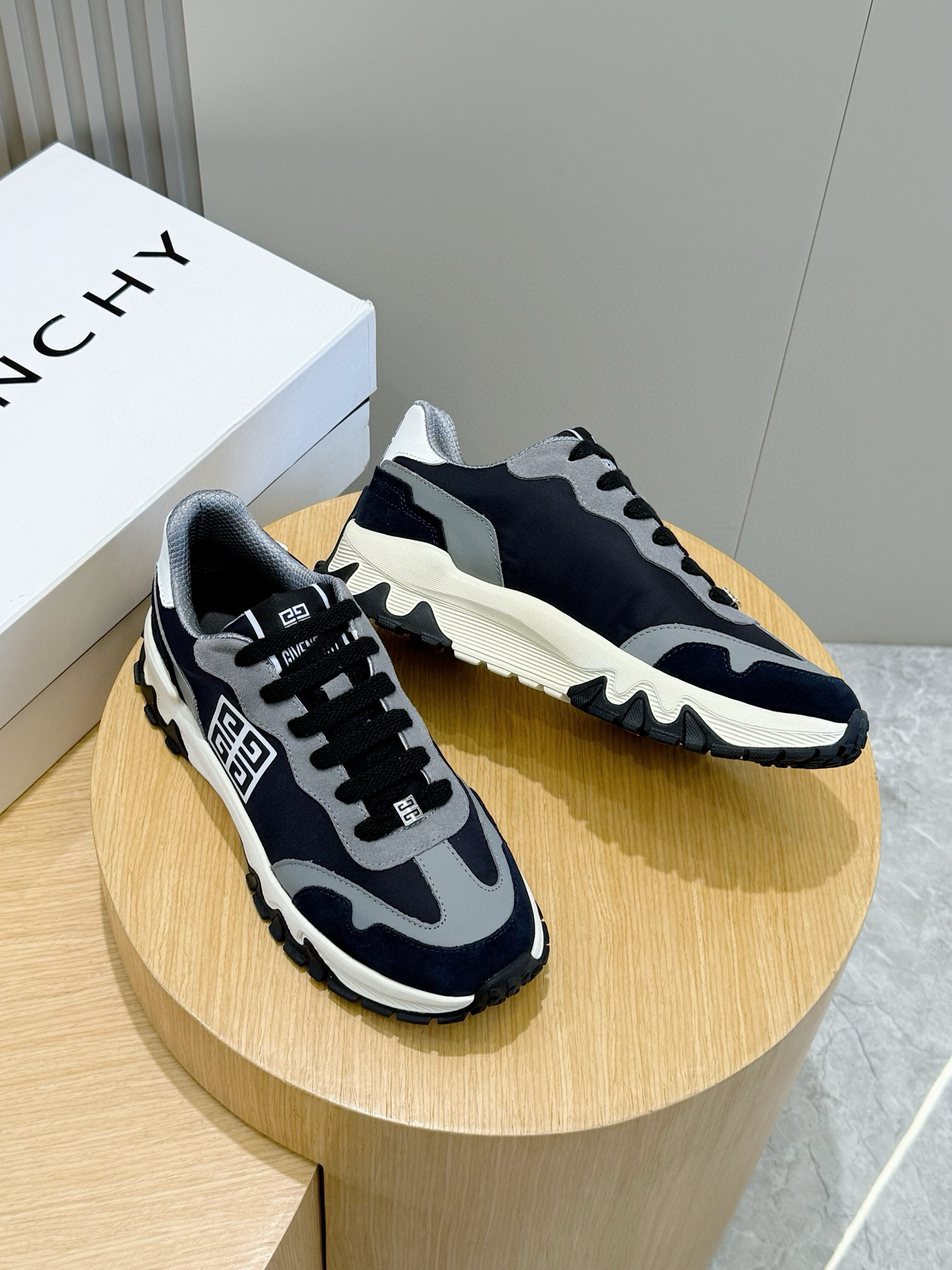 Givenchy Sneakers L-s