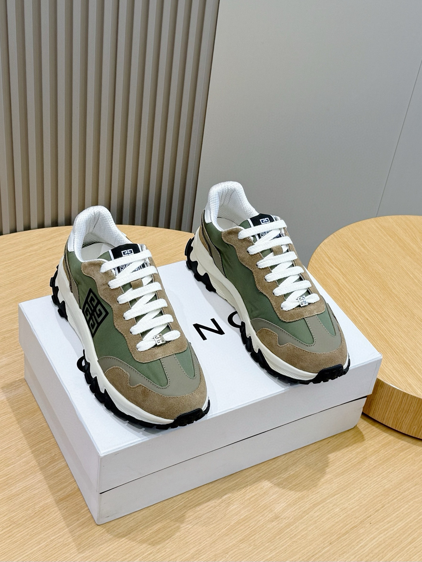 Givenchy Sneakers L-s