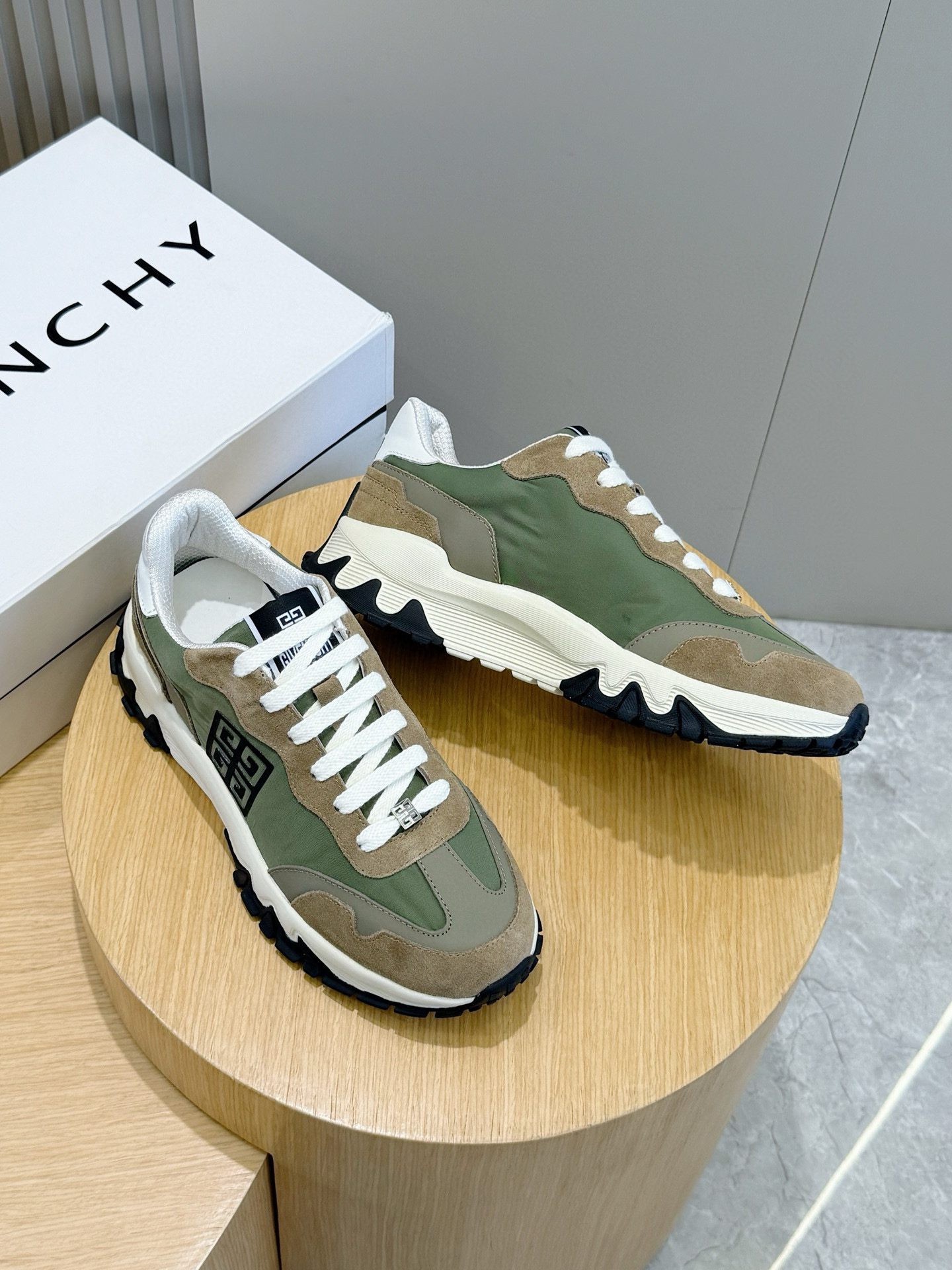 Givenchy Sneakers L-s