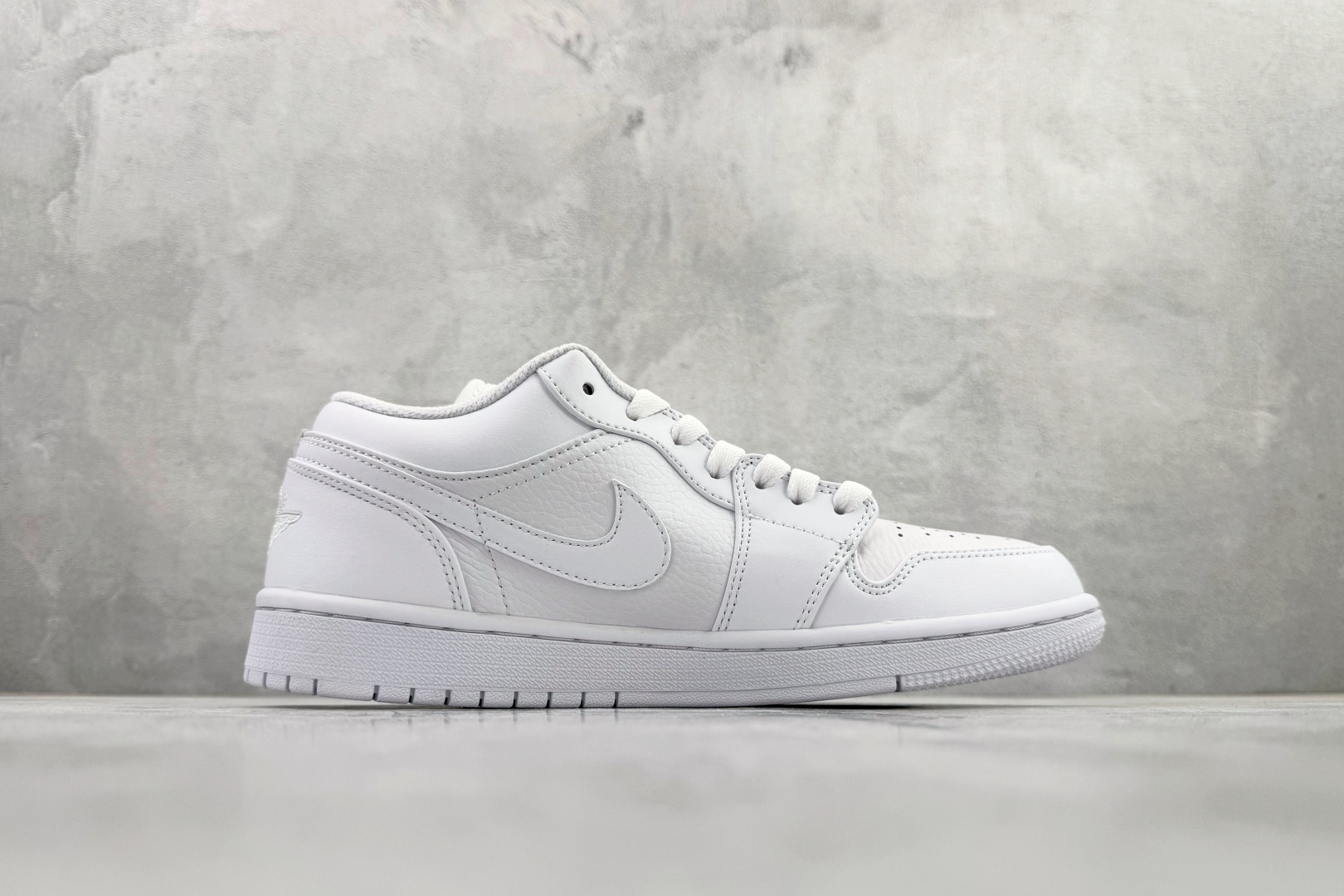 Jordan Nike Basic Shoes White L