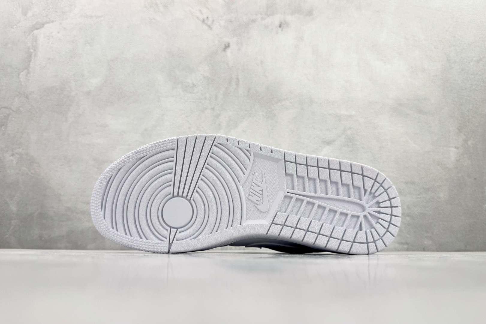 Jordan Nike Basic Shoes White L