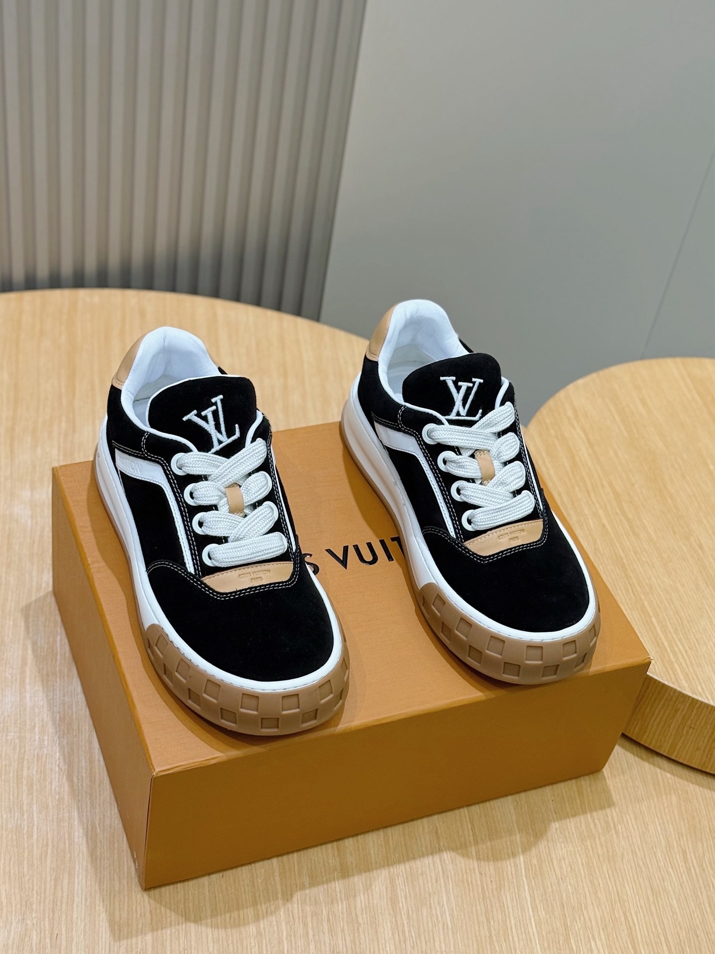 Louis Vuitton Male Sneakers M-l-s