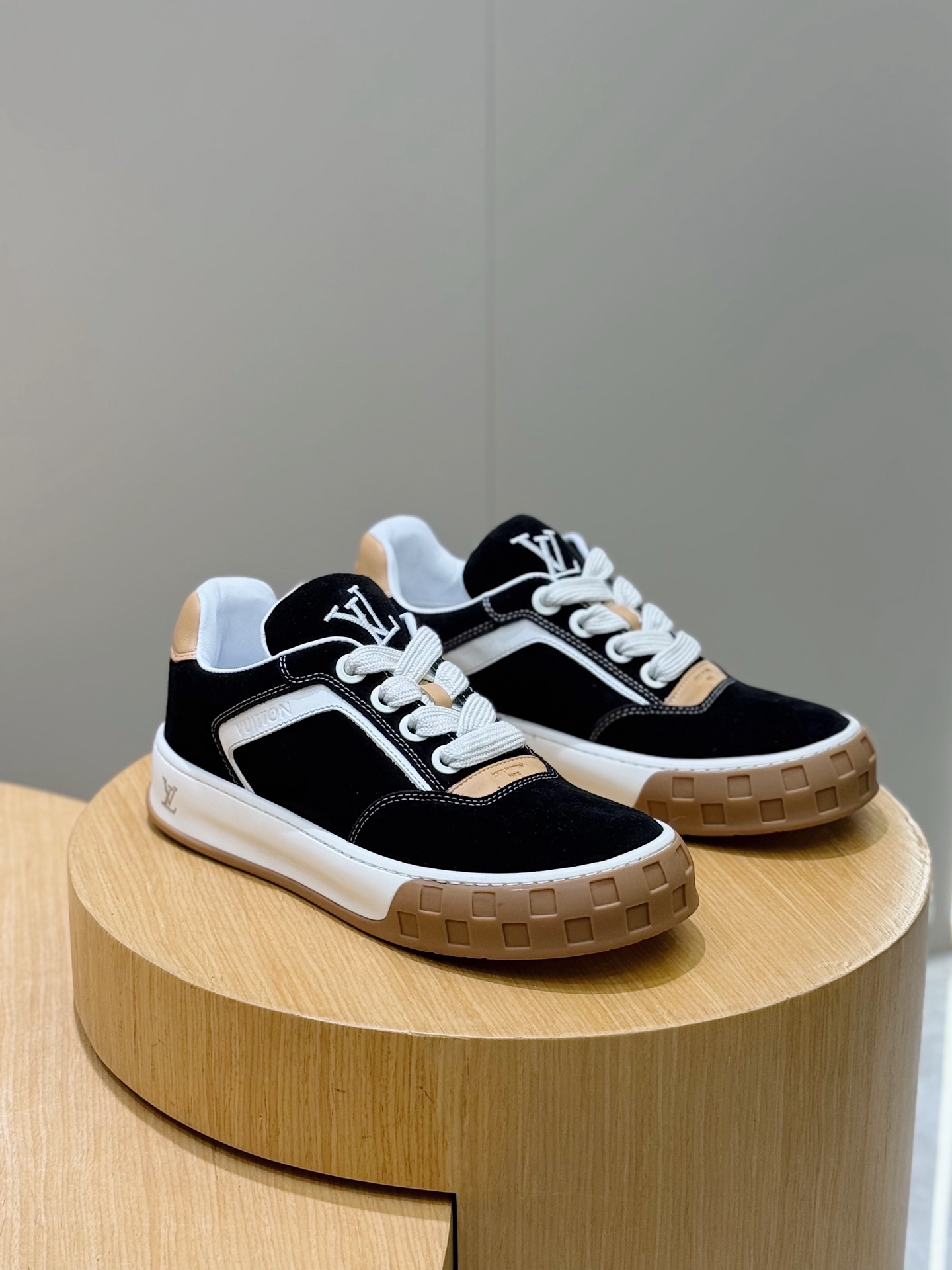 Louis Vuitton Male Sneakers M-l-s