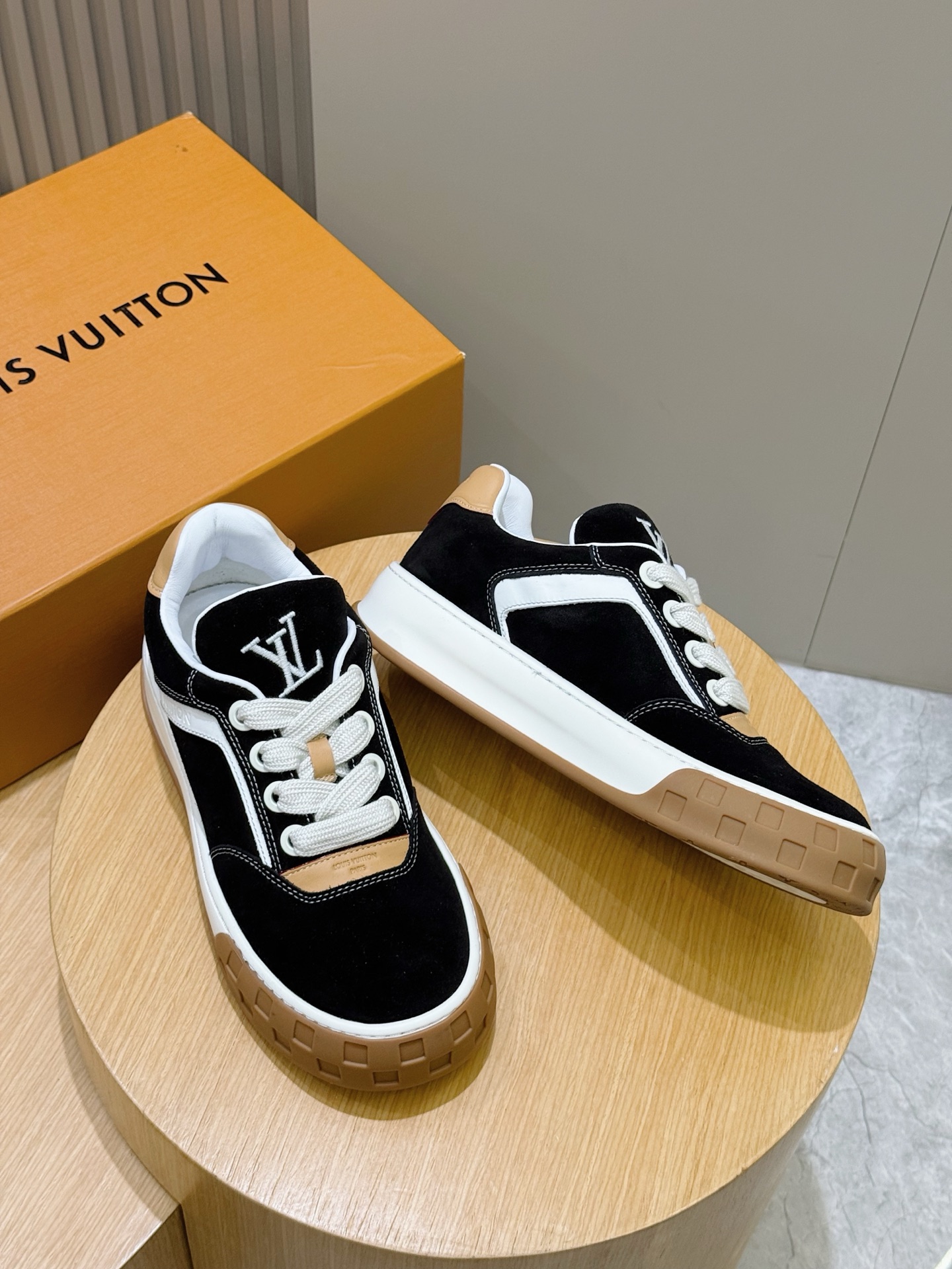 Louis Vuitton Male Sneakers M-l-s