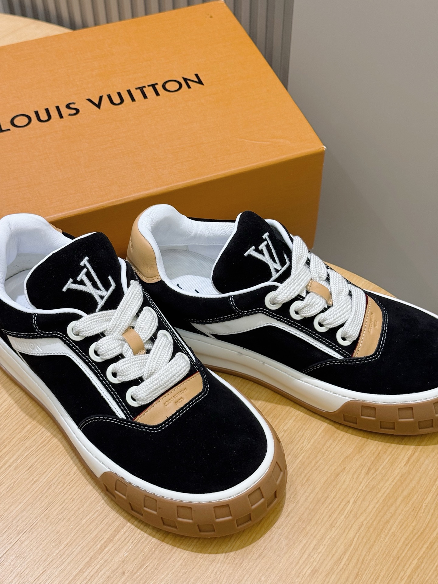 Louis Vuitton Male Sneakers M-l-s