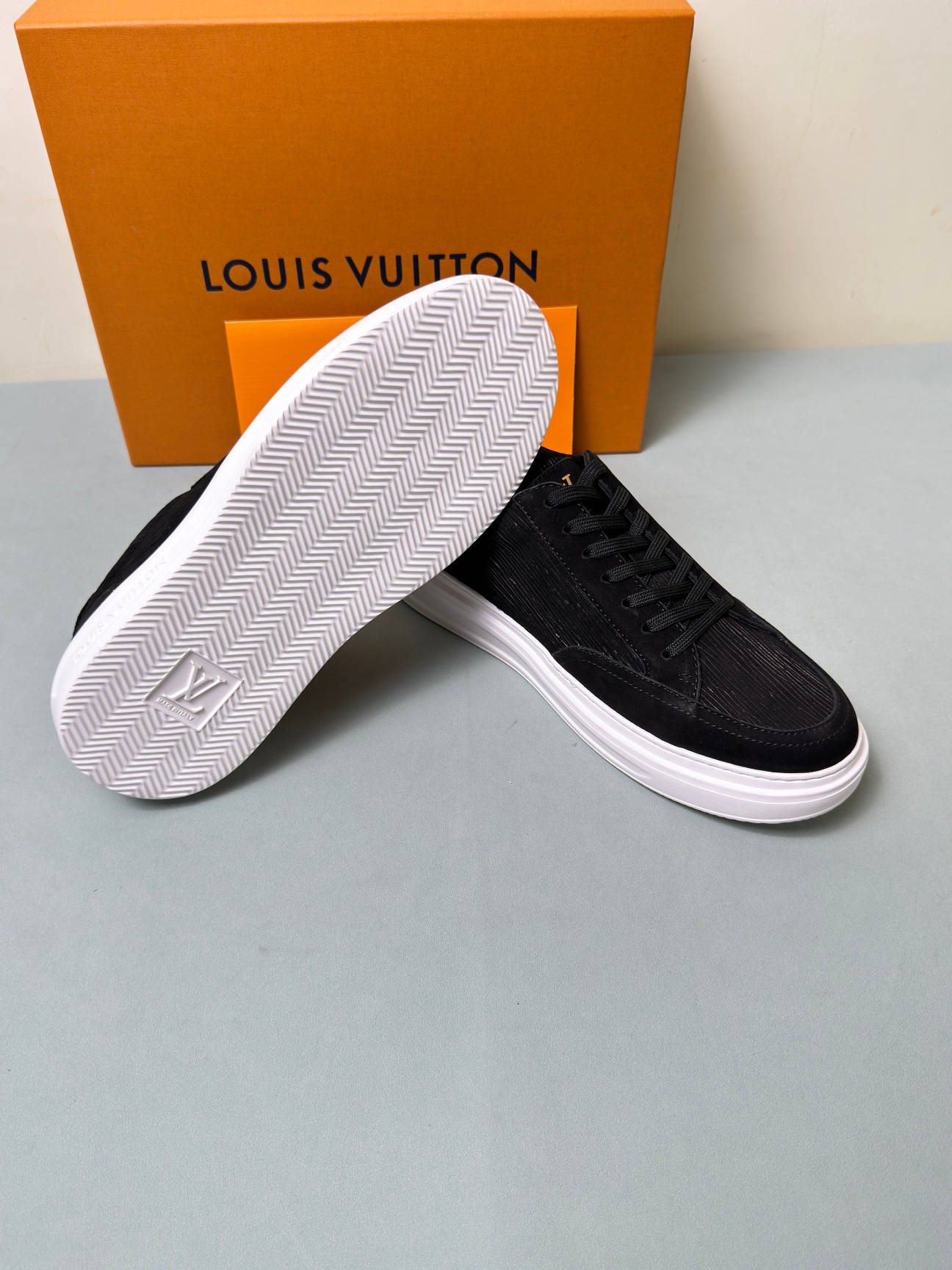 Louis Vuitton Male Sneakers 45-l